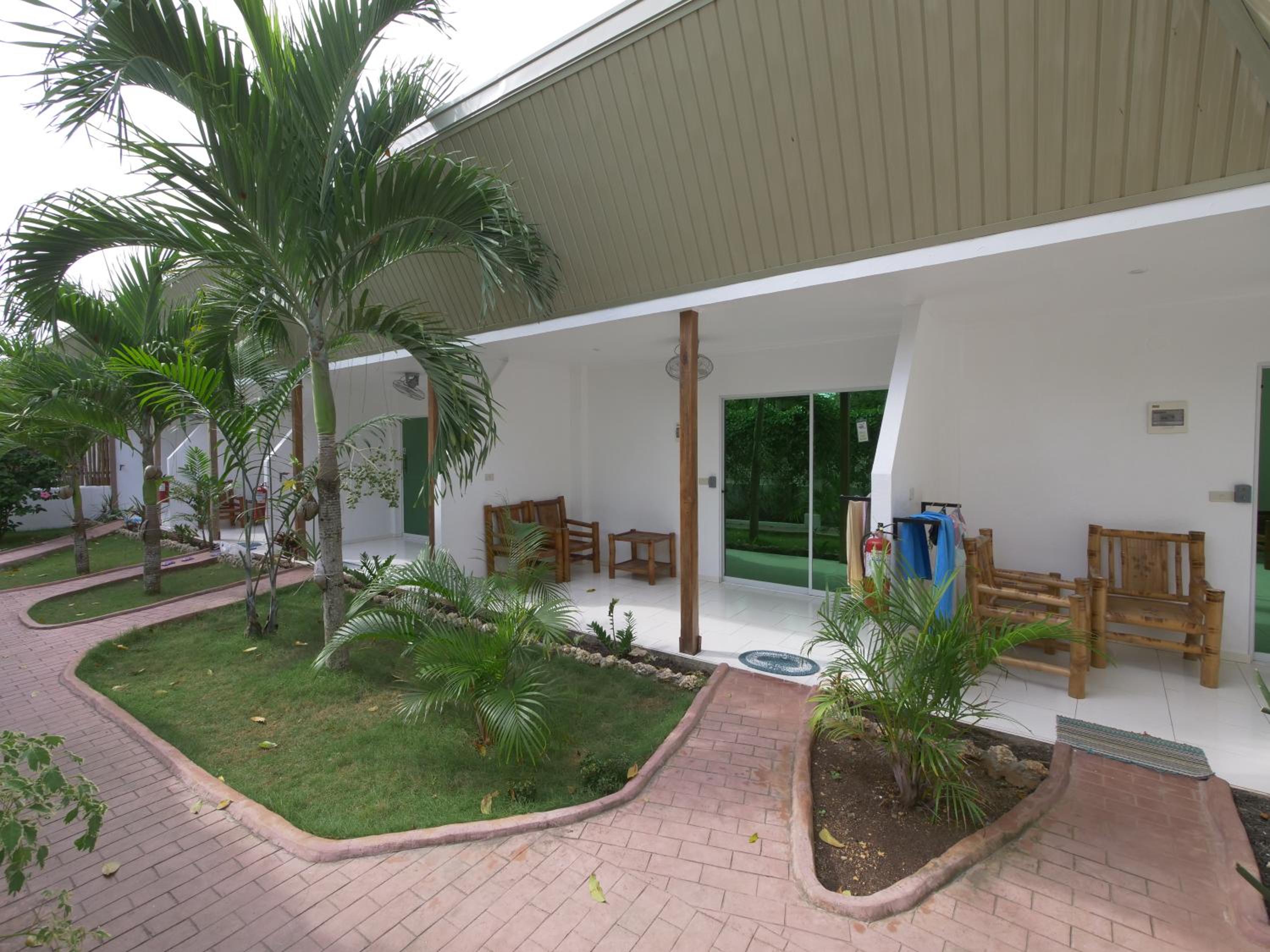 Alona Gecko Inn