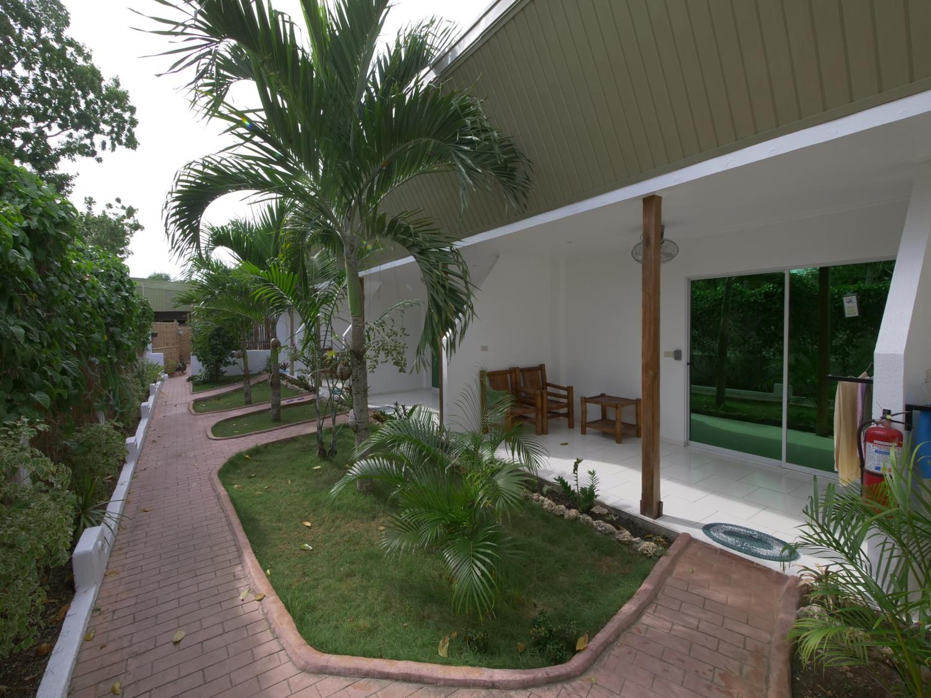 Alona Gecko Inn