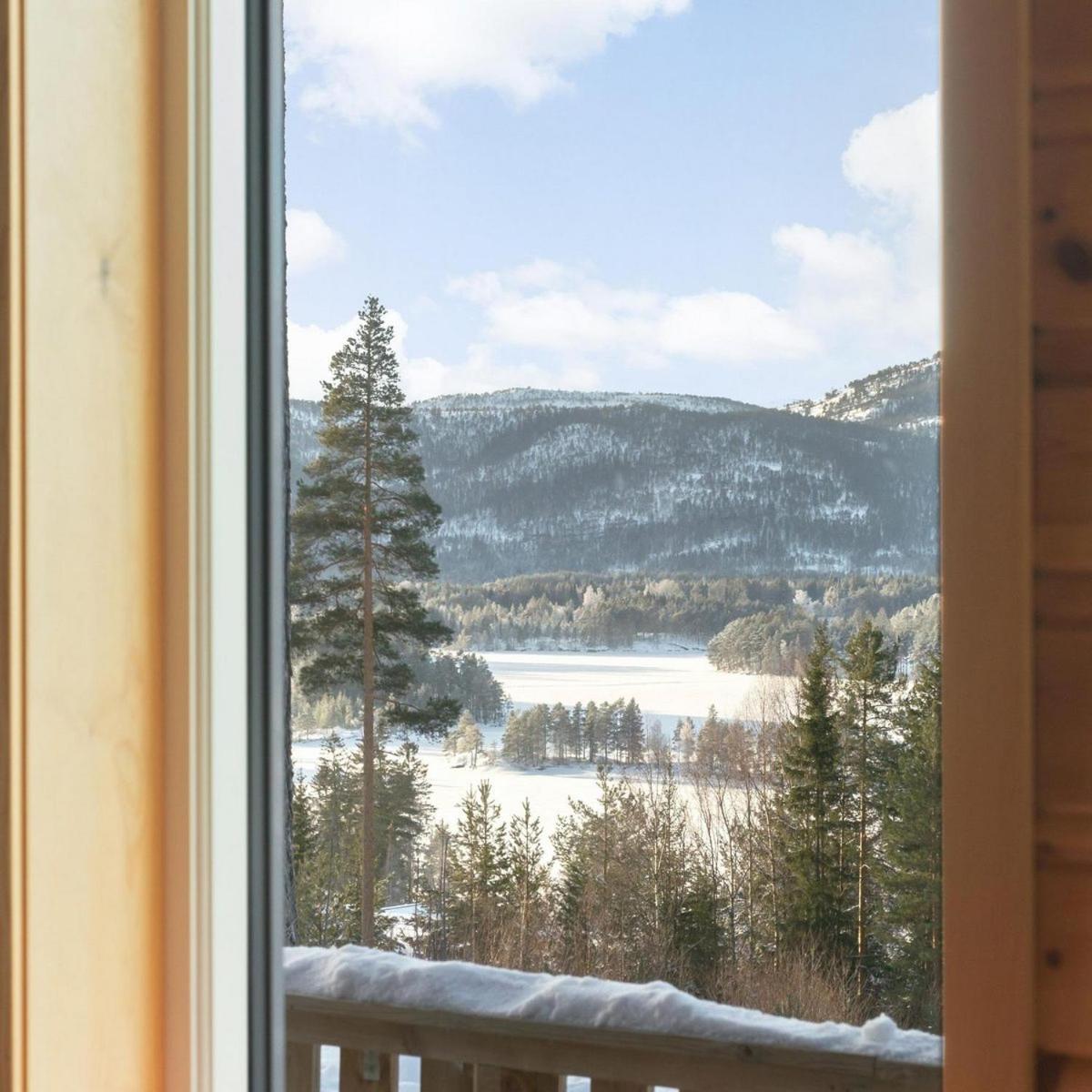 Accessible Nature Cabin with Lake & Mountain Views - Solstråle Hytte