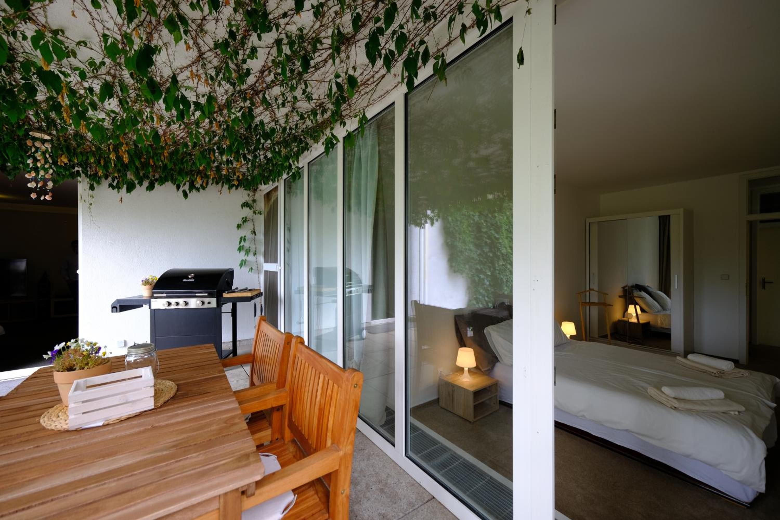 ViDa Prostorný 220 m2 3BR Apartmán s Krbem a Zahradou, Ideální pro Rodiny