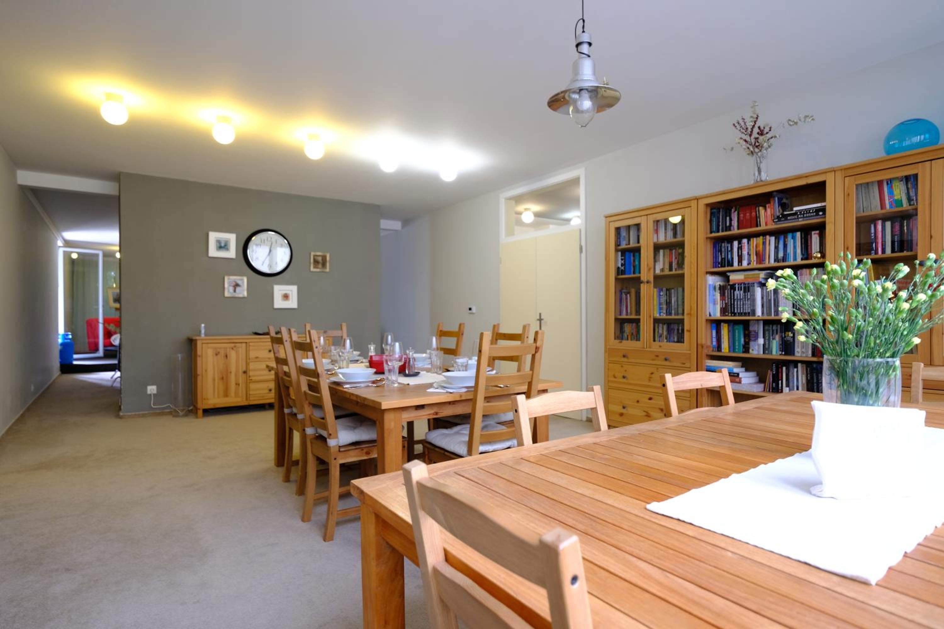ViDa Prostorný 220 m2 3BR Apartmán s Krbem a Zahradou, Ideální pro Rodiny