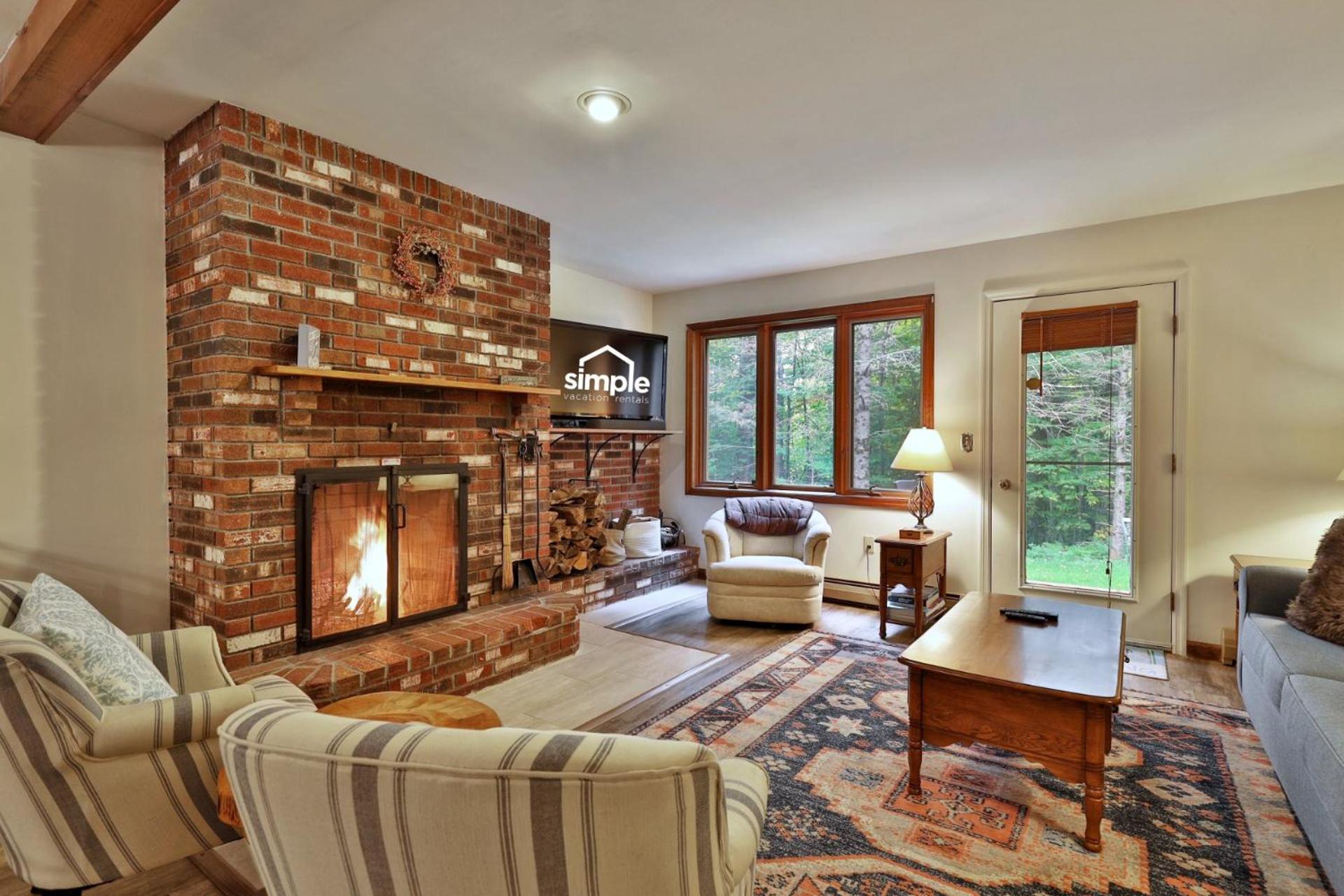 93 Glazebrook Rd, Unit E2 - Ski Condo - Summer Pool - Close to Mountain! view 2