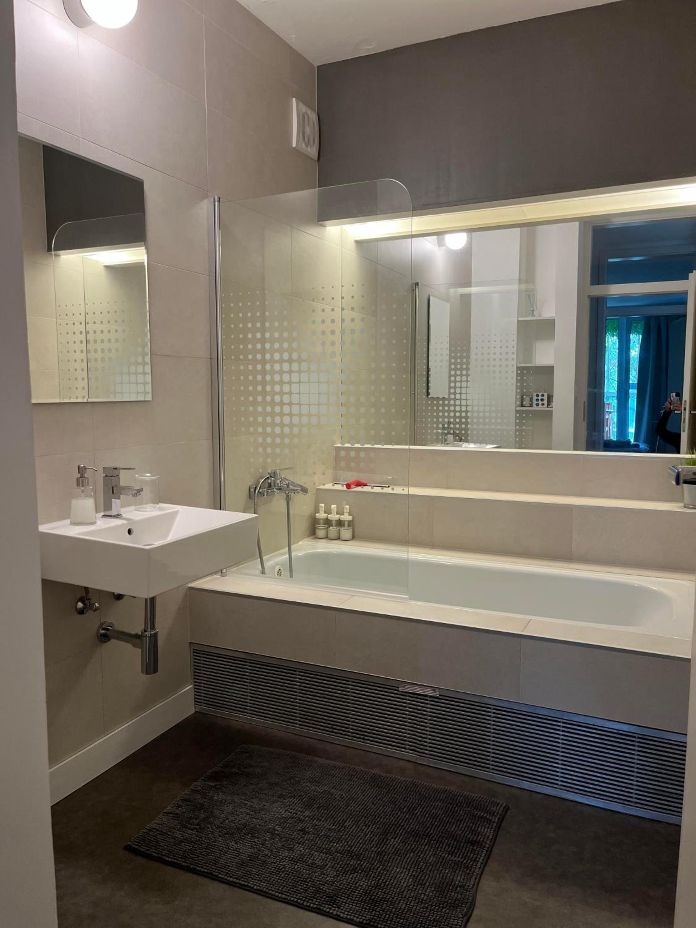 ViDa Prostorný 220 m2 3BR Apartmán s Krbem a Zahradou, Ideální pro Rodiny