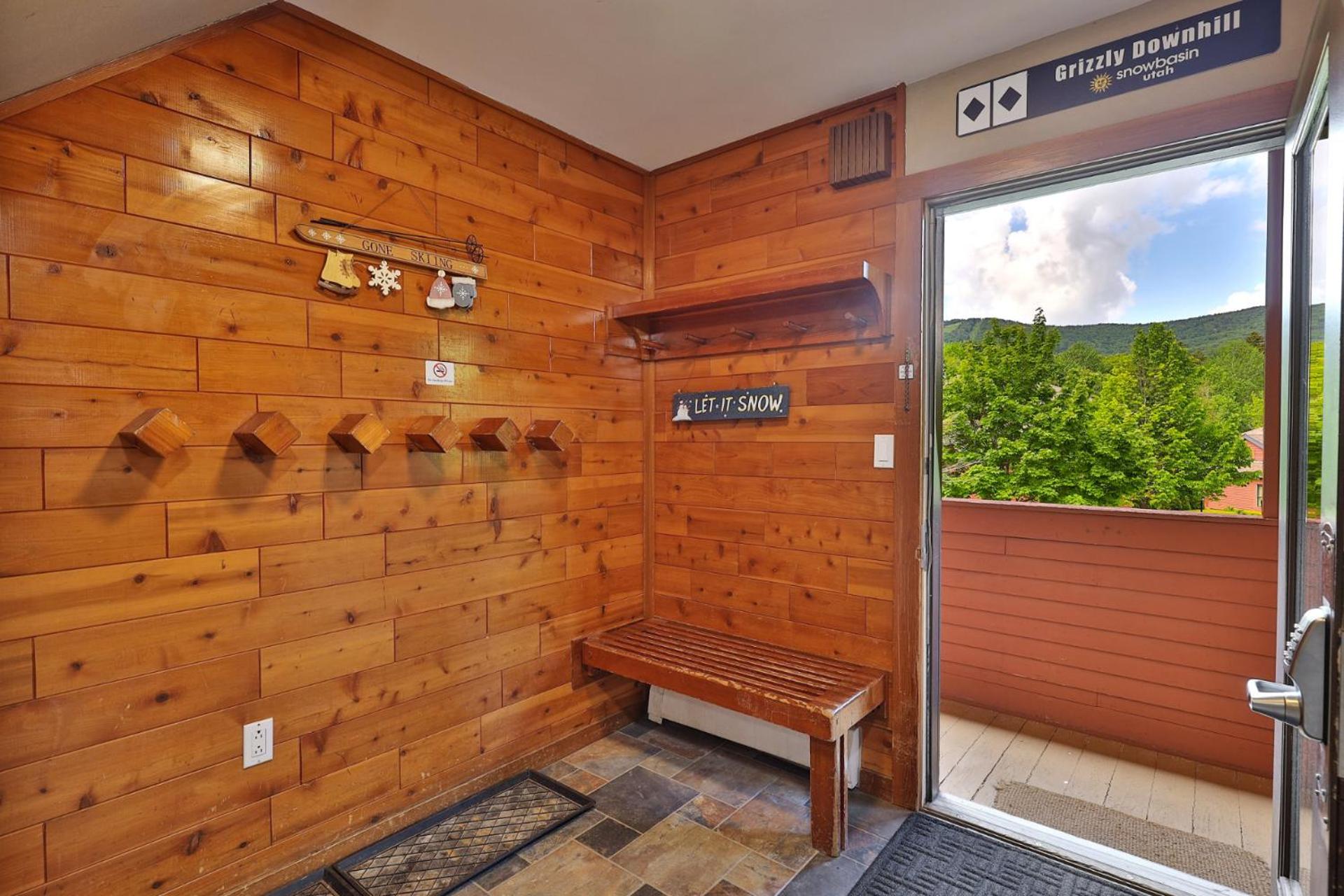 Trail Creek 64 - 1 BR with Loft, Ski Home Trail, Bus, Hot Tub, Pool!