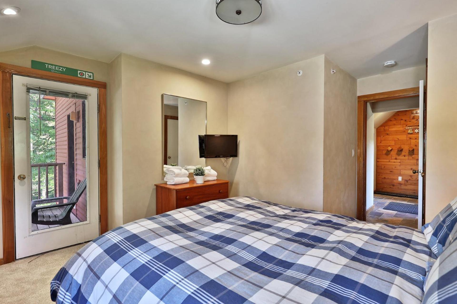 Trail Creek 64 - 1 BR with Loft, Ski Home Trail, Bus, Hot Tub, Pool!