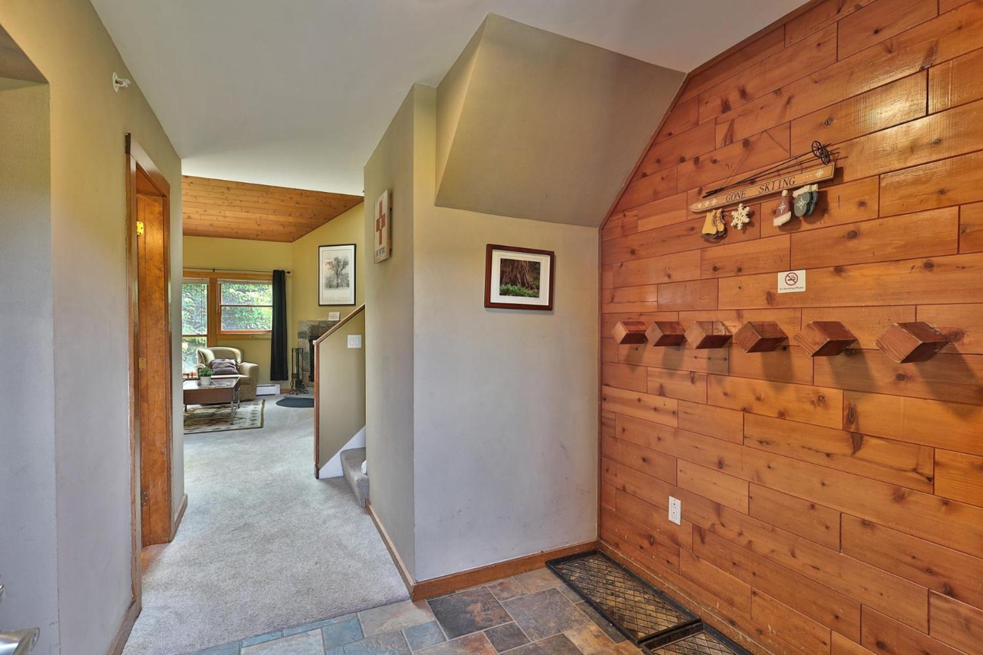 Trail Creek 64 - 1 BR with Loft, Ski Home Trail, Bus, Hot Tub, Pool!