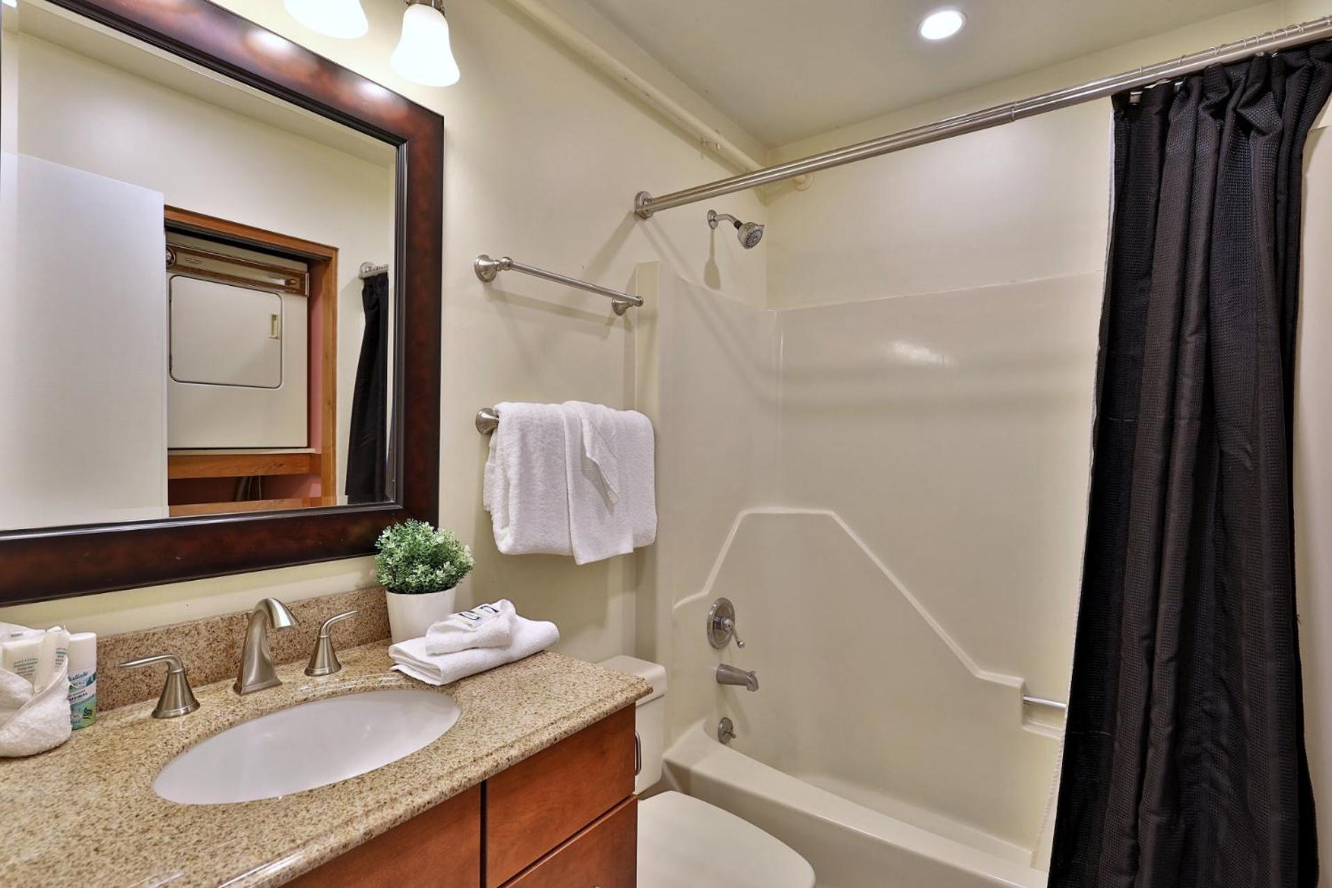 Trail Creek 64 - 1 BR with Loft, Ski Home Trail, Bus, Hot Tub, Pool!