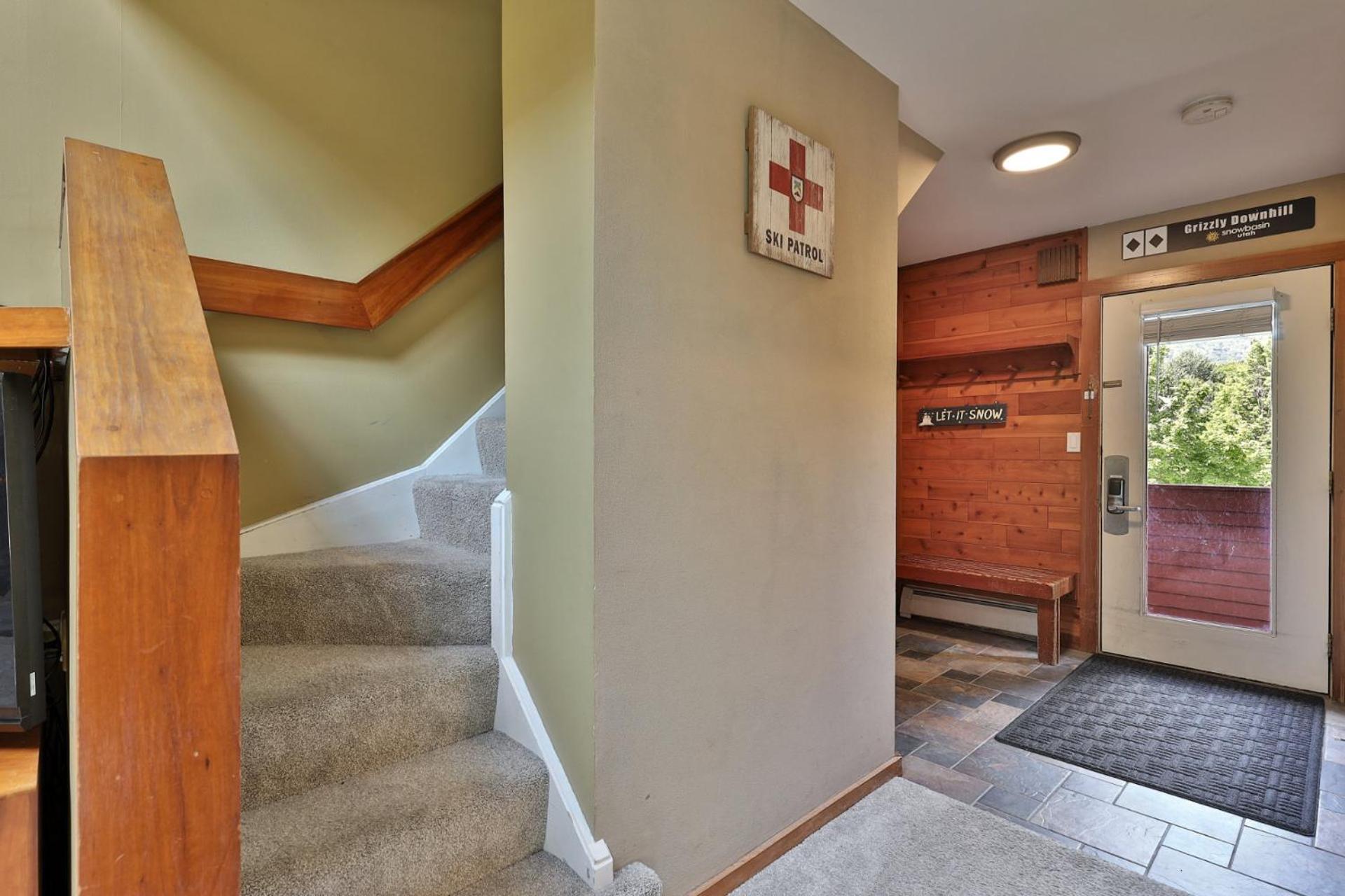 Trail Creek 64 - 1 BR with Loft, Ski Home Trail, Bus, Hot Tub, Pool!