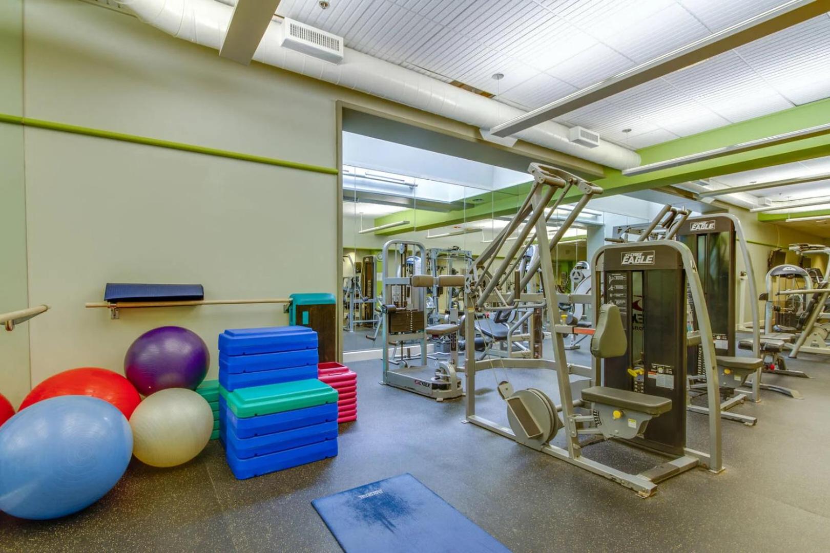 Gorgeous 2BR, 2BA Woods Condo V5 - Pool, Hot Tub, Spa, Tennis, Gym