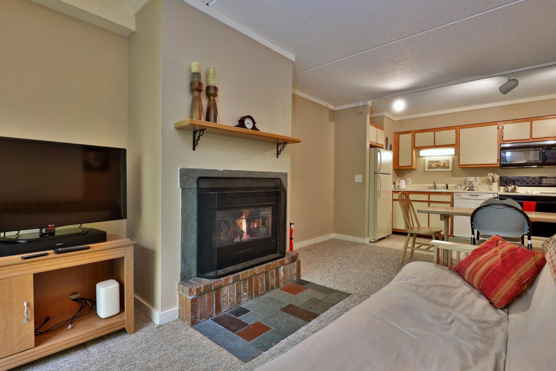 Whiffletree Cozy Condo - 2-Bedroom Condo in Vermont with Garden View and Lift Ticket Deals view 3
