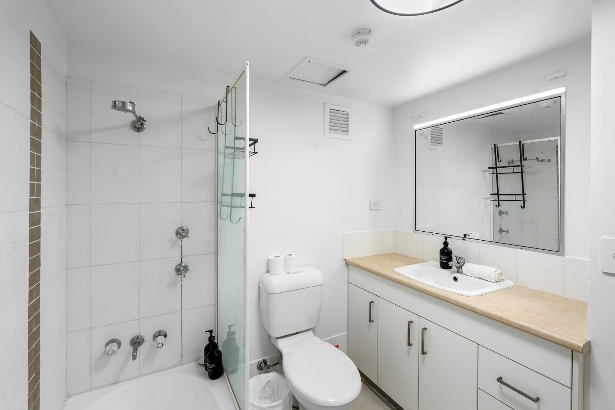 The Hideaway - Riverside Central Surfers 2BR Apartment with Pool