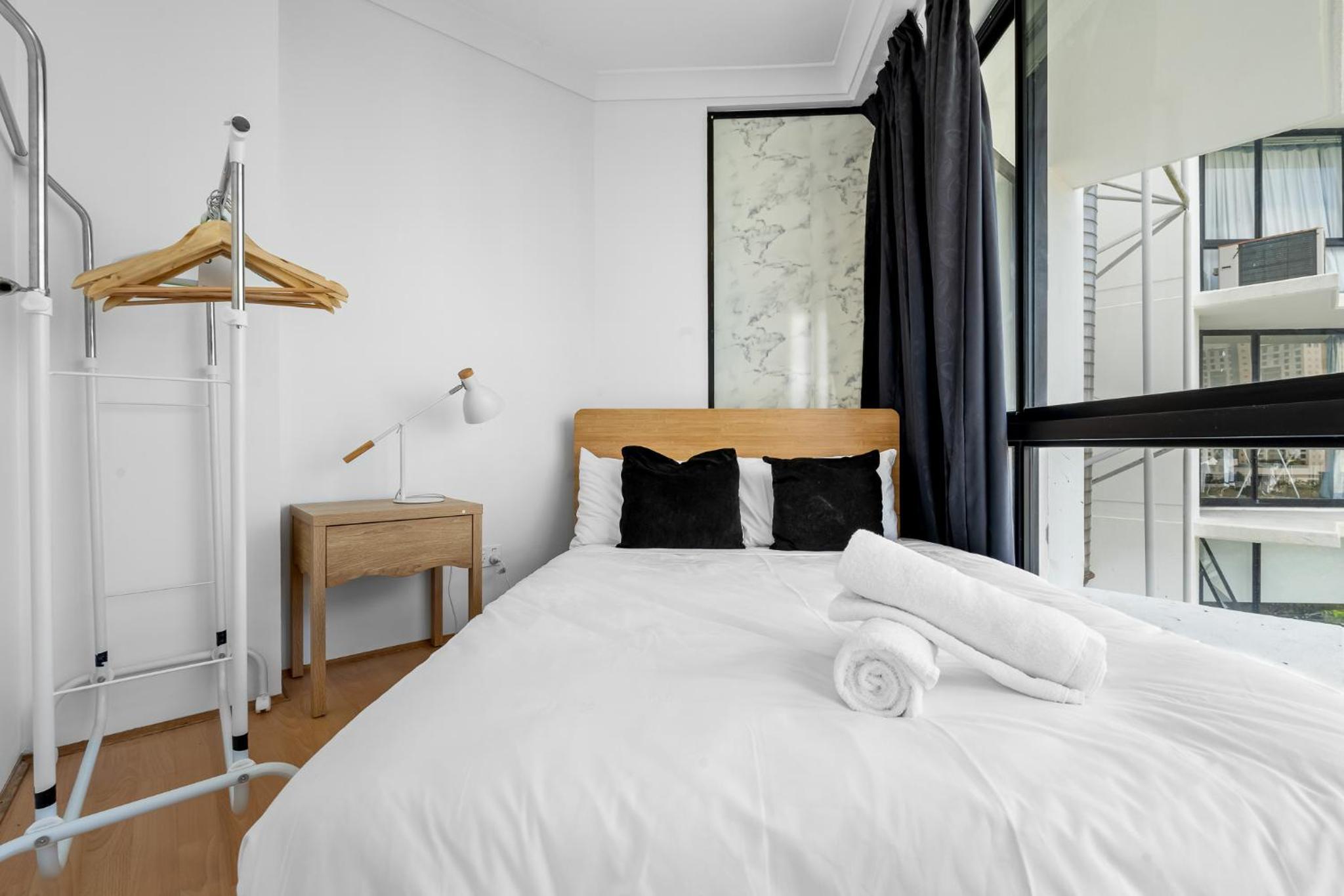 The Hideaway - Riverside Central Surfers 2BR Apartment with Pool