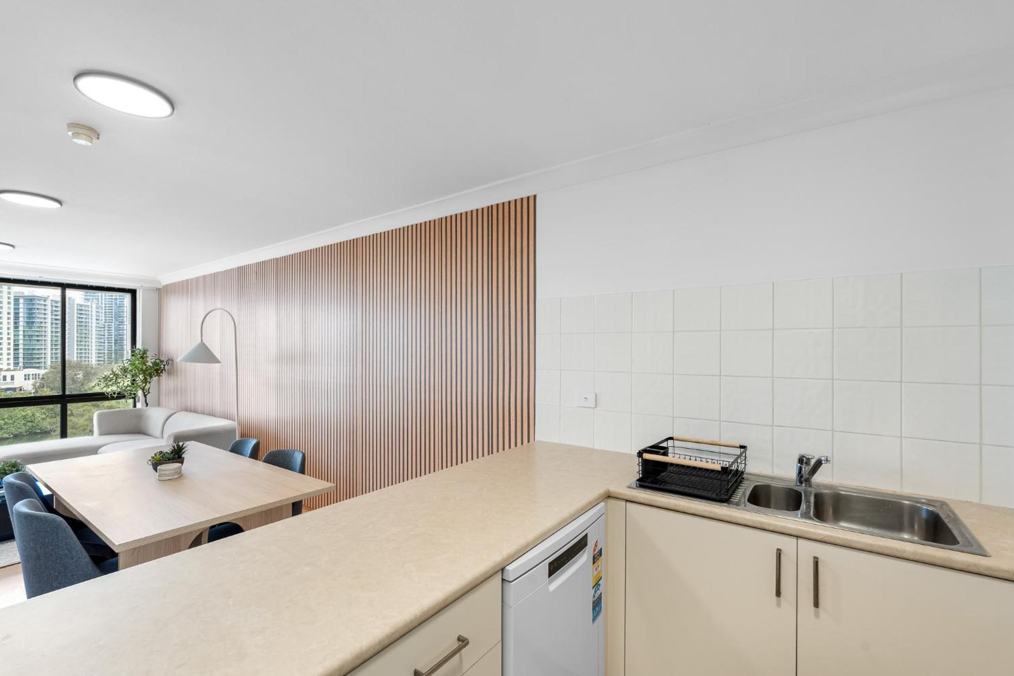 The Hideaway - Riverside Central Surfers 2BR Apartment with Pool
