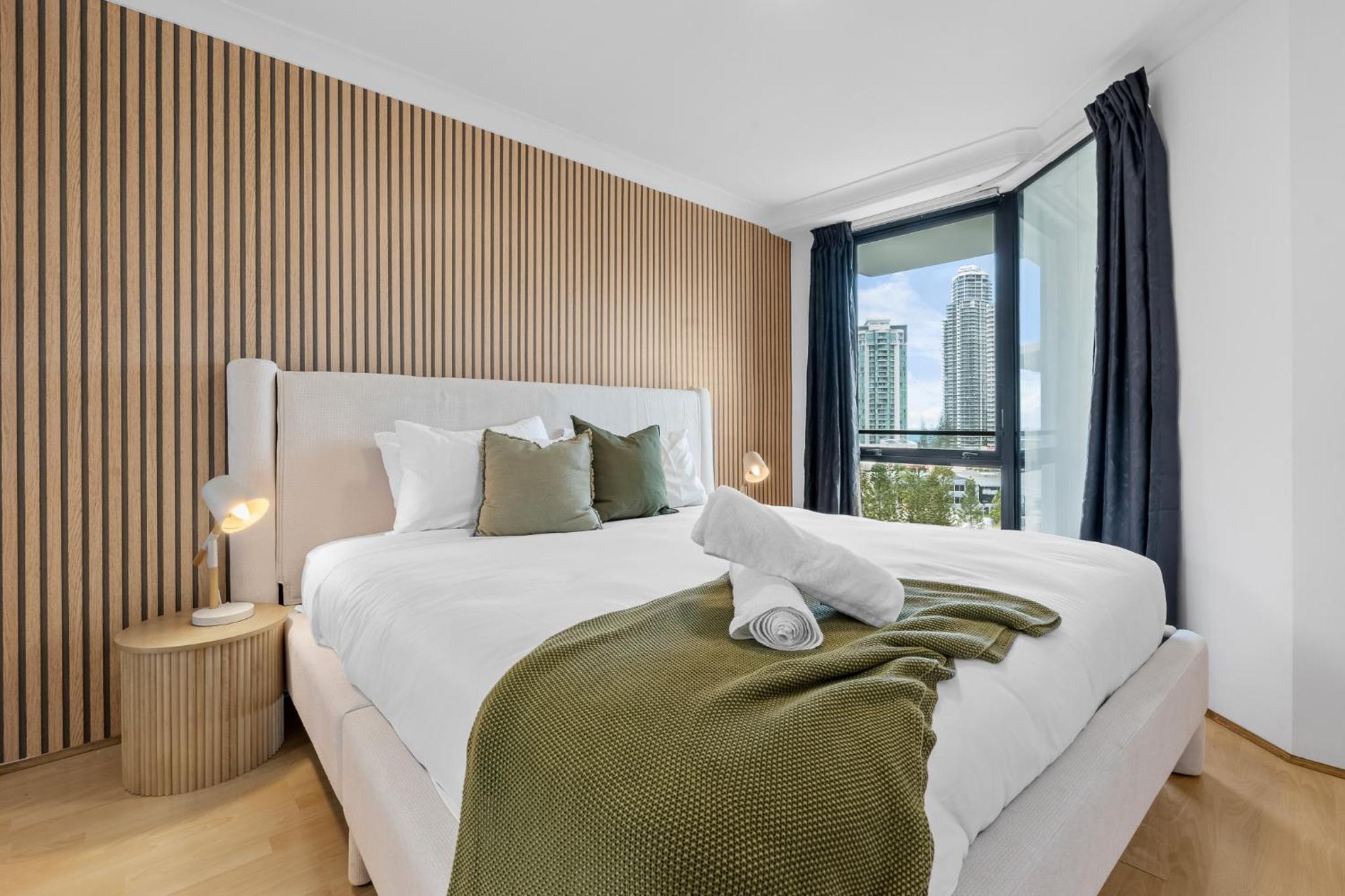 The Hideaway - Riverside Central Surfers 2BR Apartment with Pool