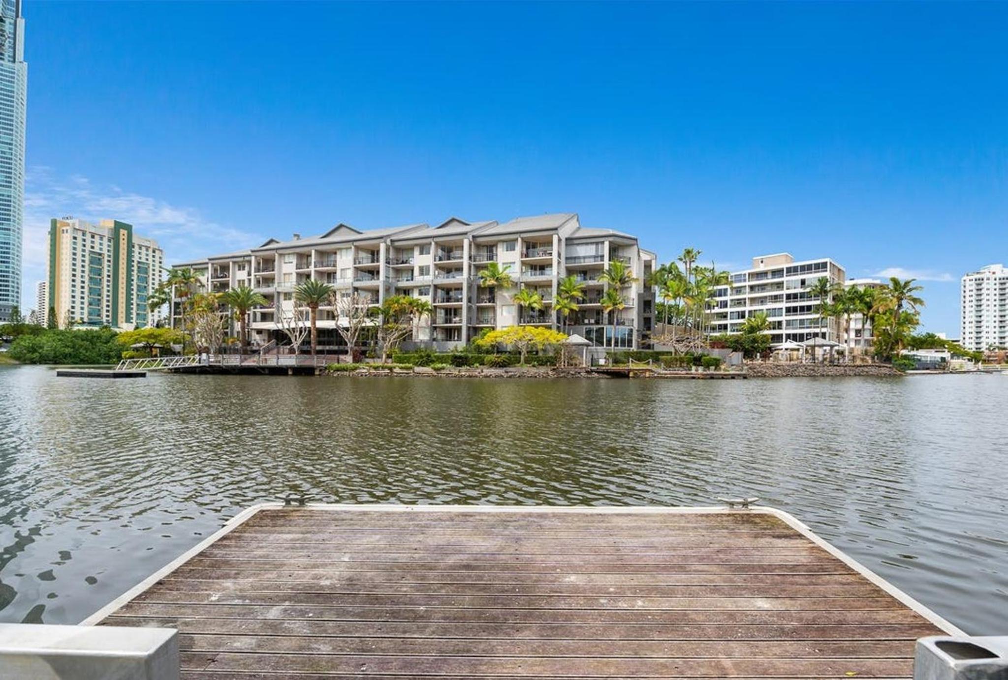 The Hideaway - Riverside Central Surfers 2BR Apartment with Pool