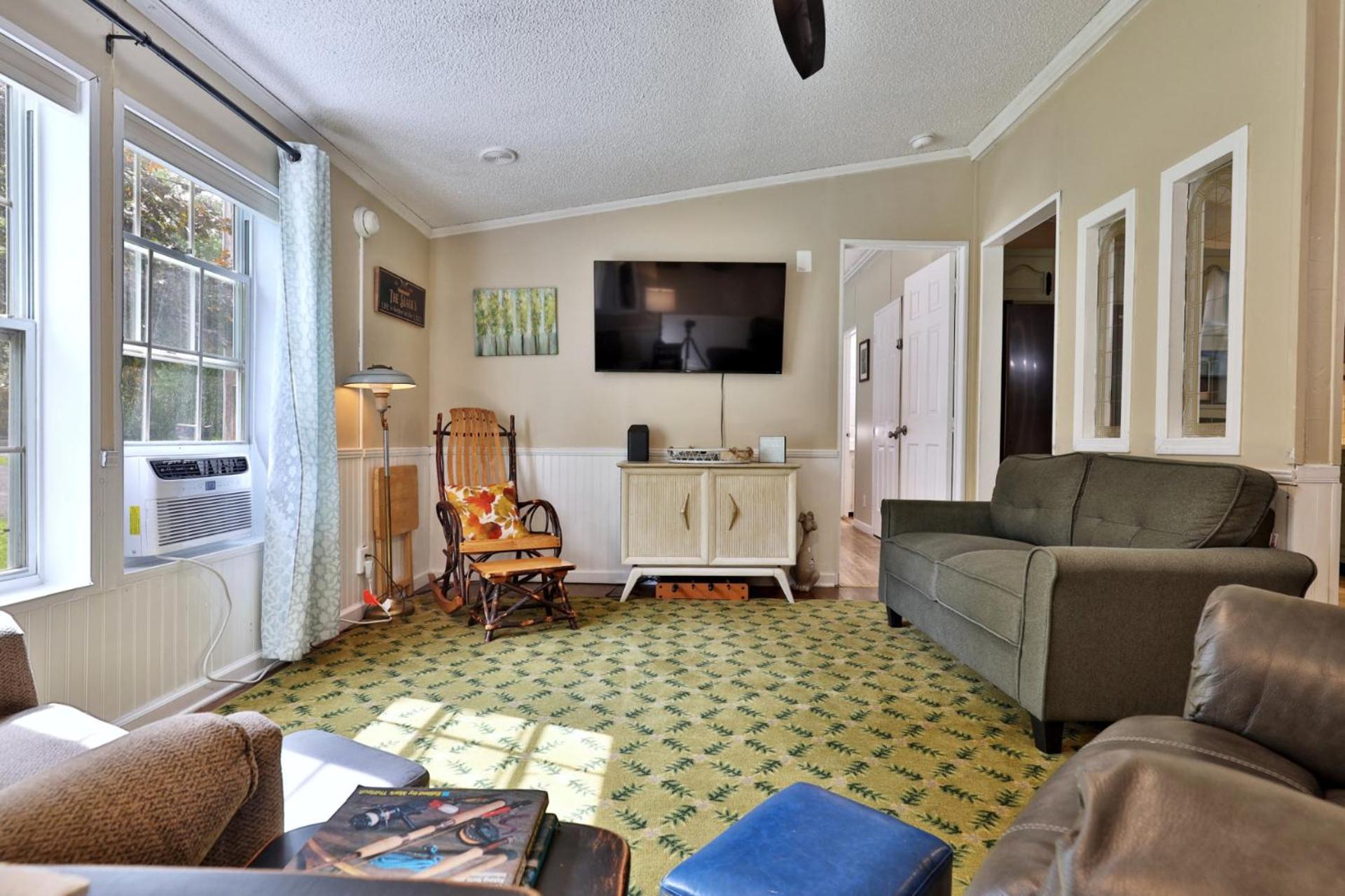 The Bomoseen Bungalow - Vermont Lake House Close to Ski Resorts! Private dock, ski rental ticket deals view 5