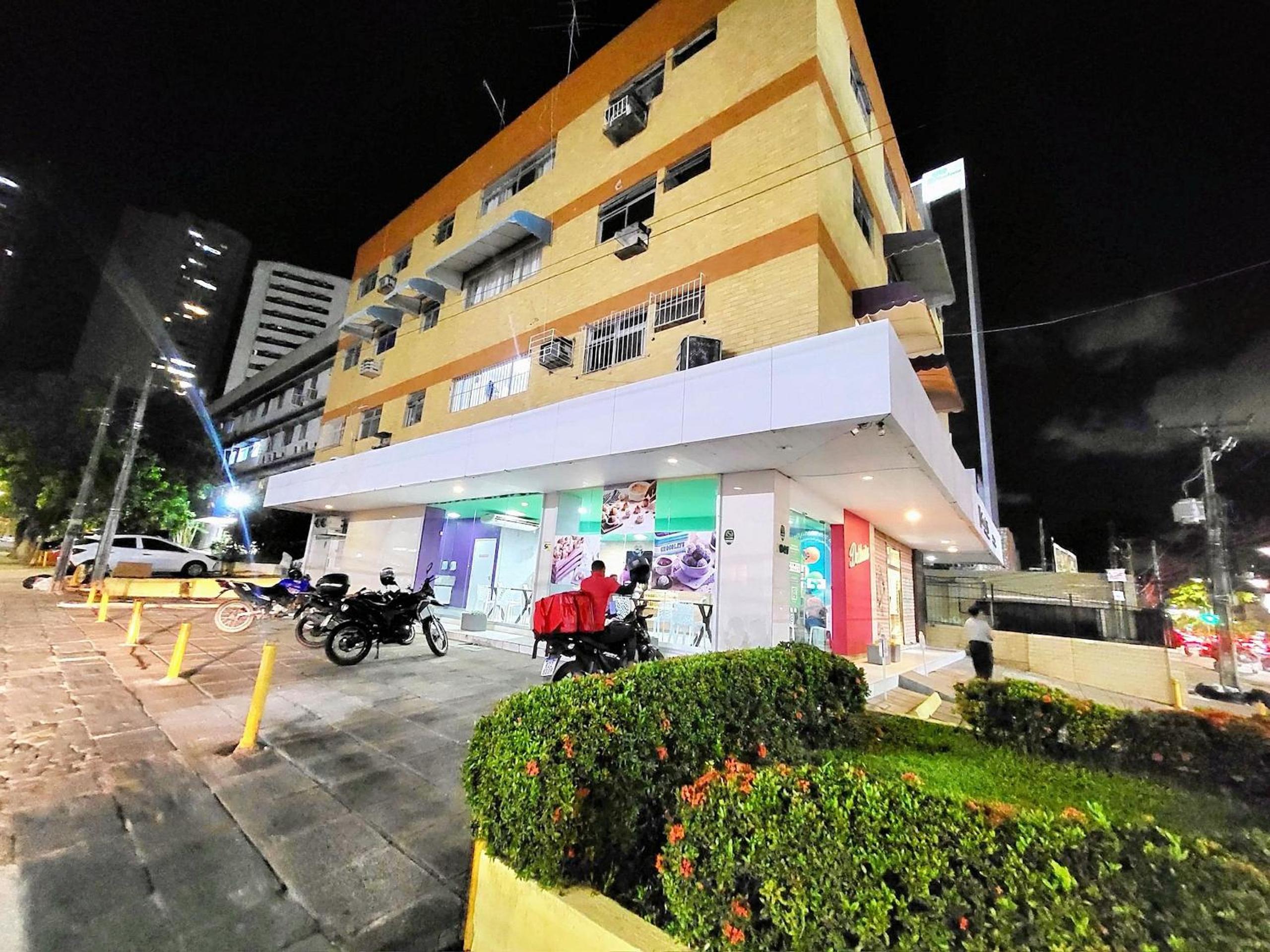 Ap Completo 2Quartos Avenida Principal Perto de TUDO 2min Praia 10min Aeroporto