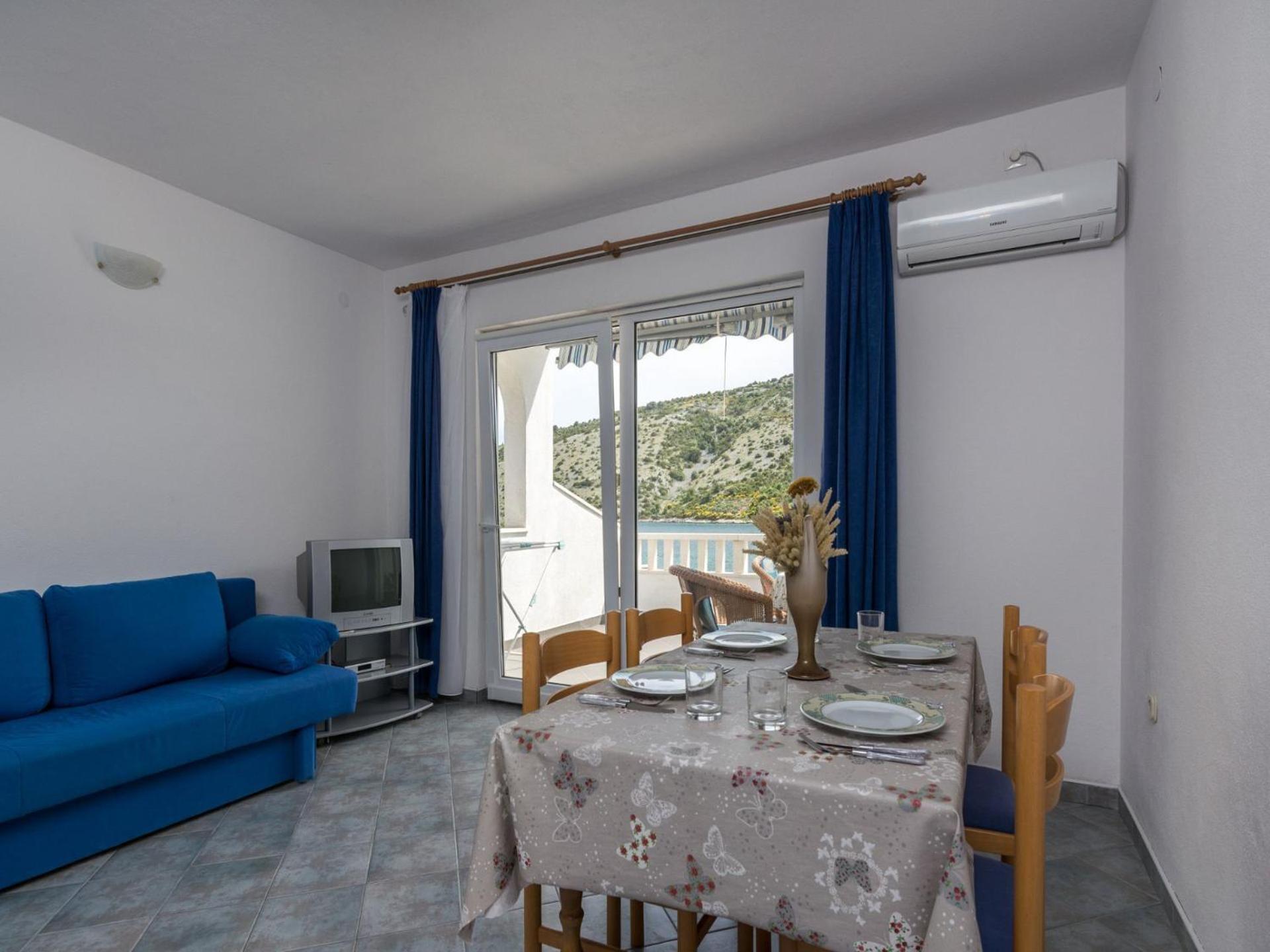 Apartments Miranda en Vinišće — dining