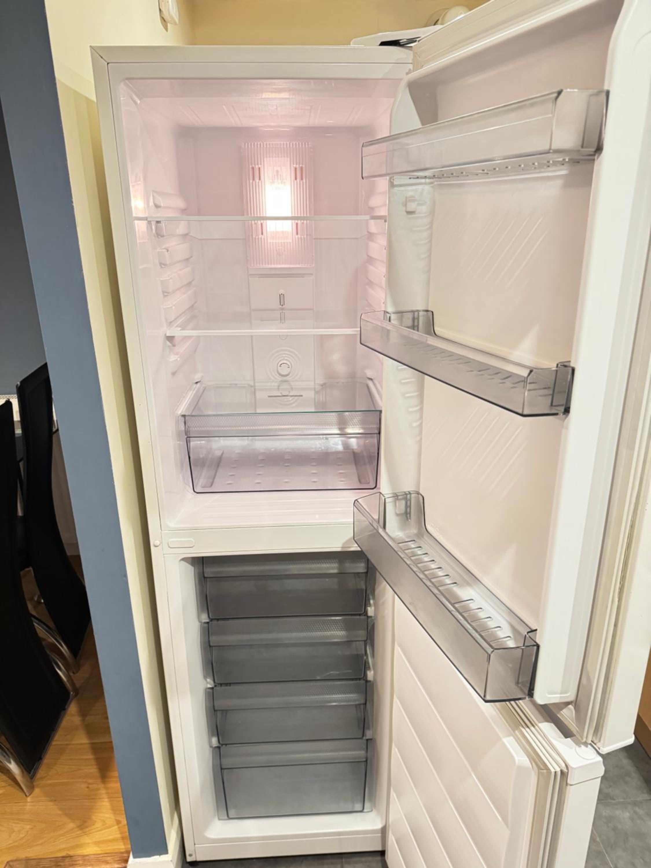 The Vogue Stay, 3 Bedrooms, 2 bathrooms, Ideal for JR & Oxford Hospitals, FREE CarPark, Conveniently located for Ring Road access, 2 miles from Oxford City view 4