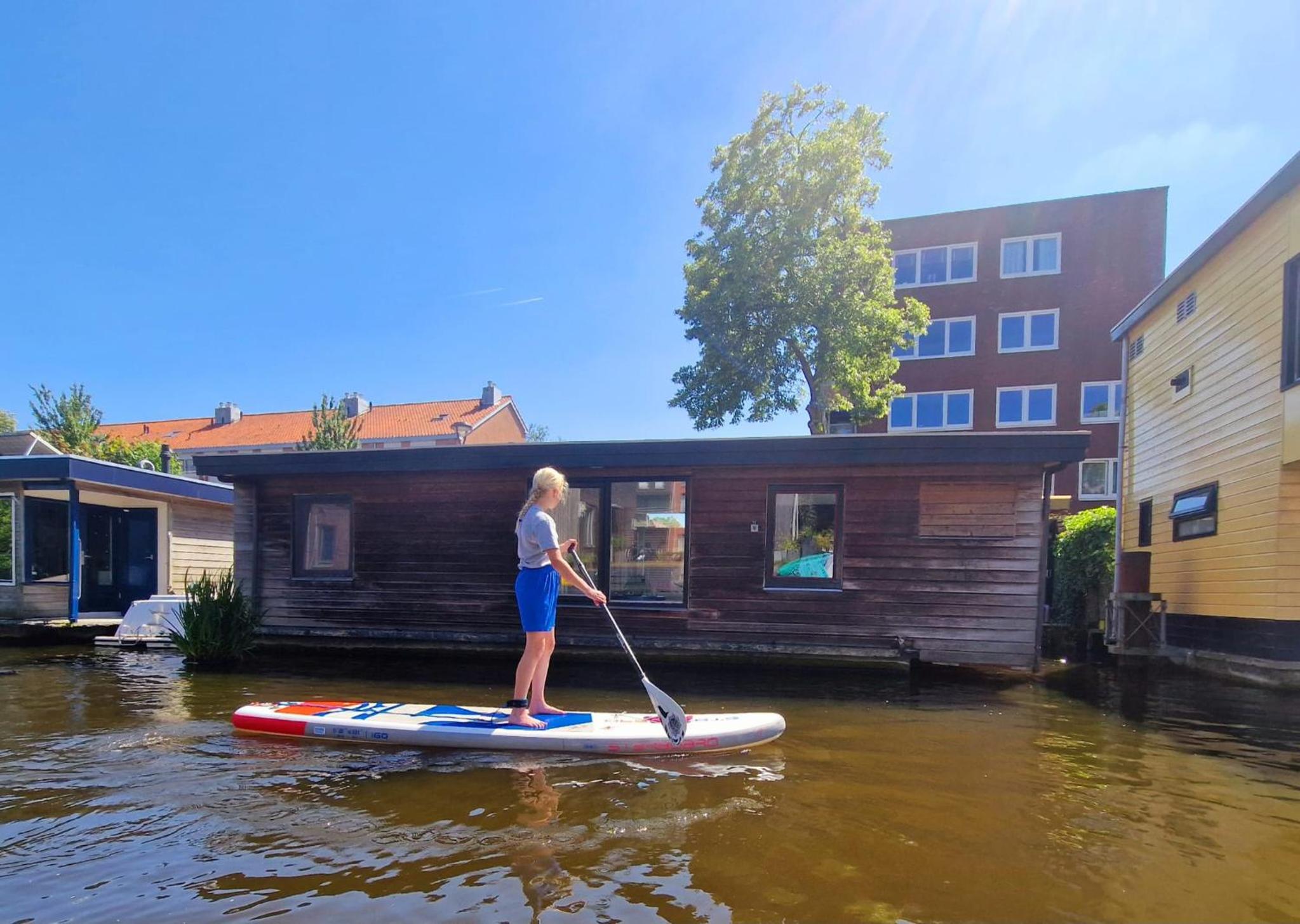 Woonboot Zus Zwaan view 2