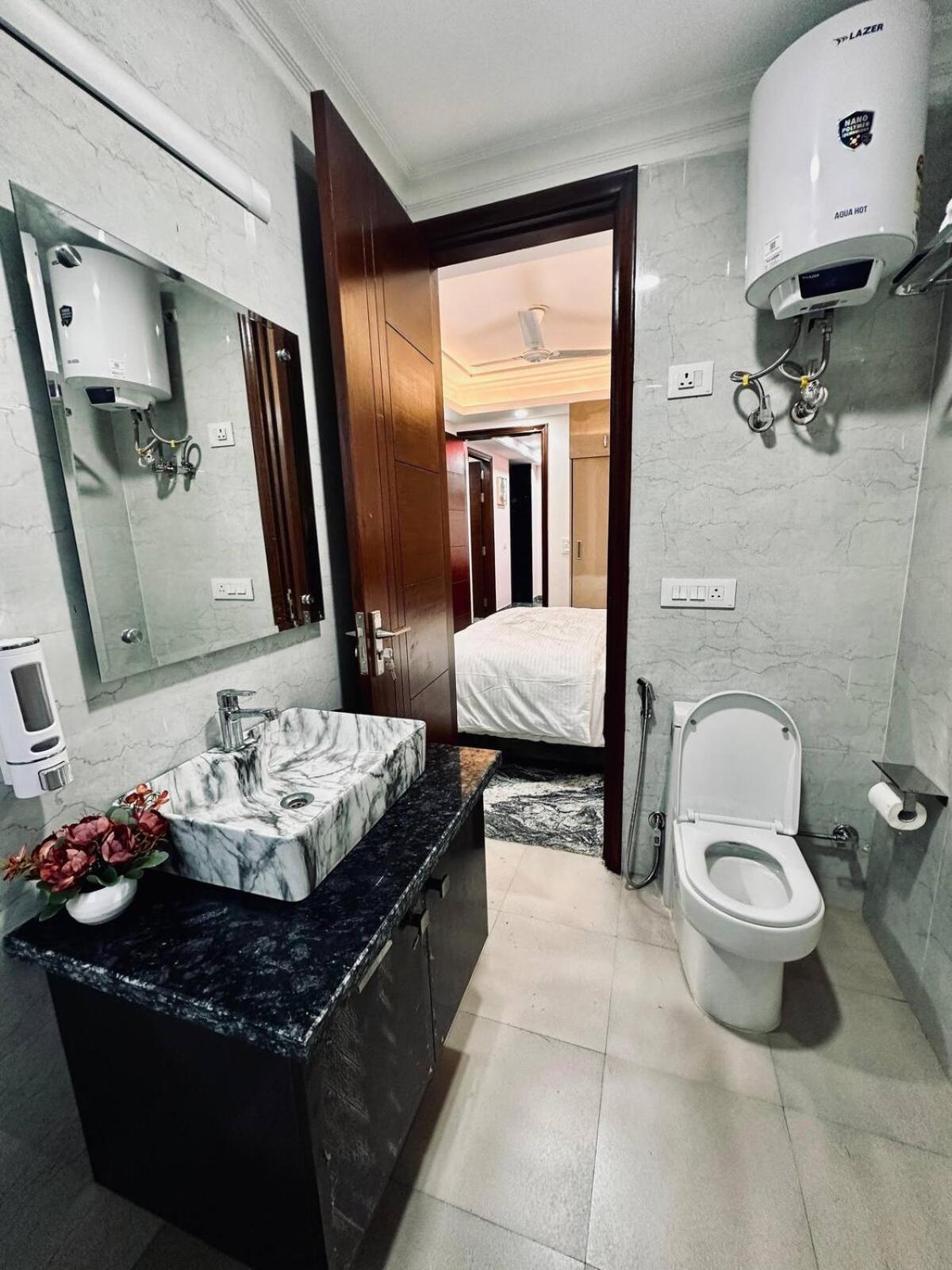 CineVista by Svobo 3BhkLuxe Bollywood Loft Qutub view 4