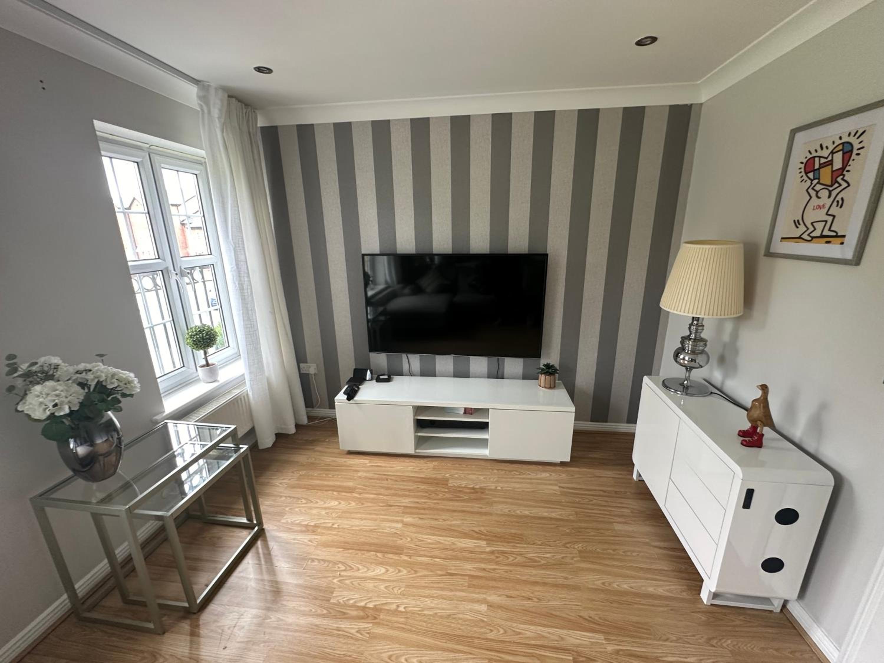 MUFC & Trafford Centre Townhouse 4 BR FREE Parking view 2
