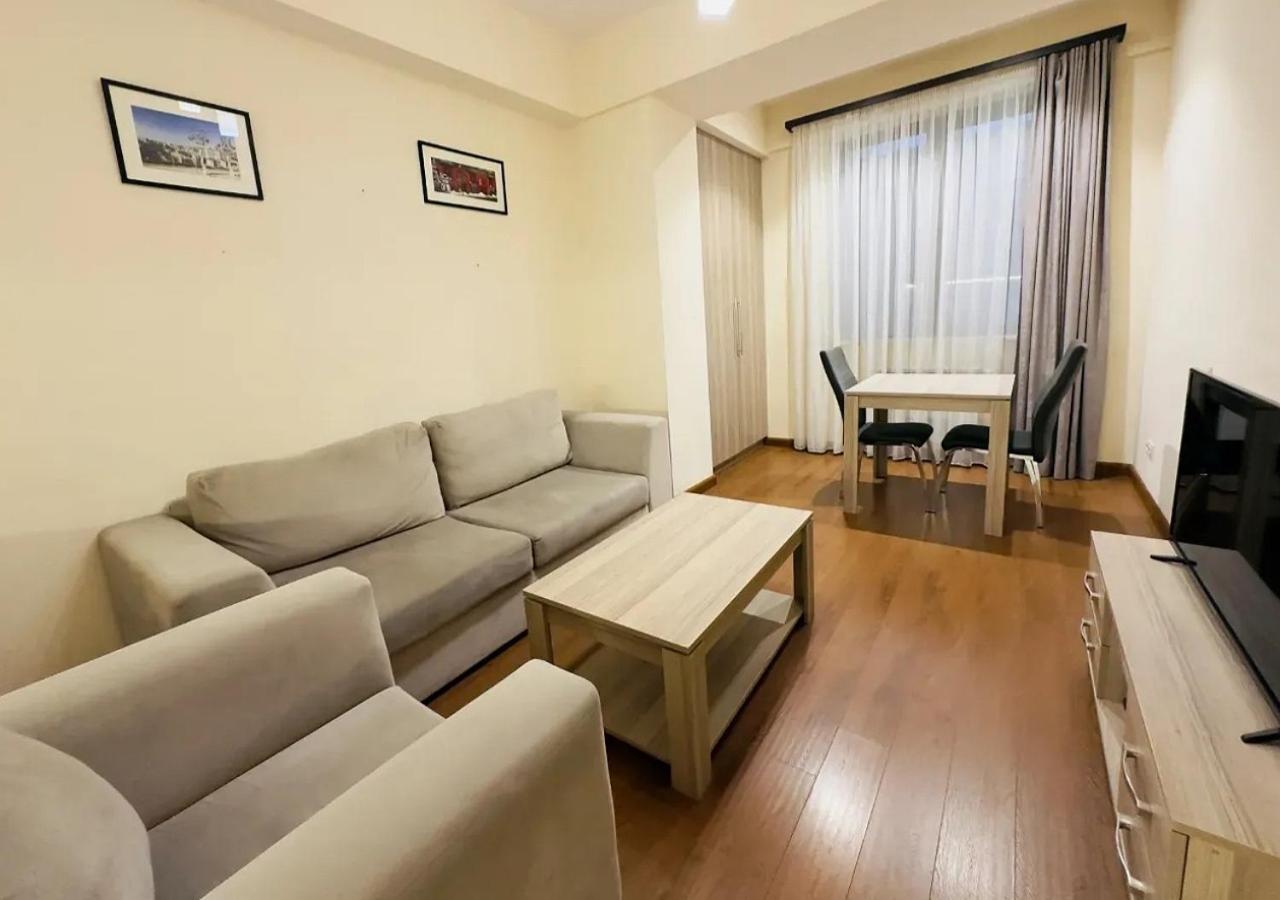 2 room apartment inthe center 93 aprt