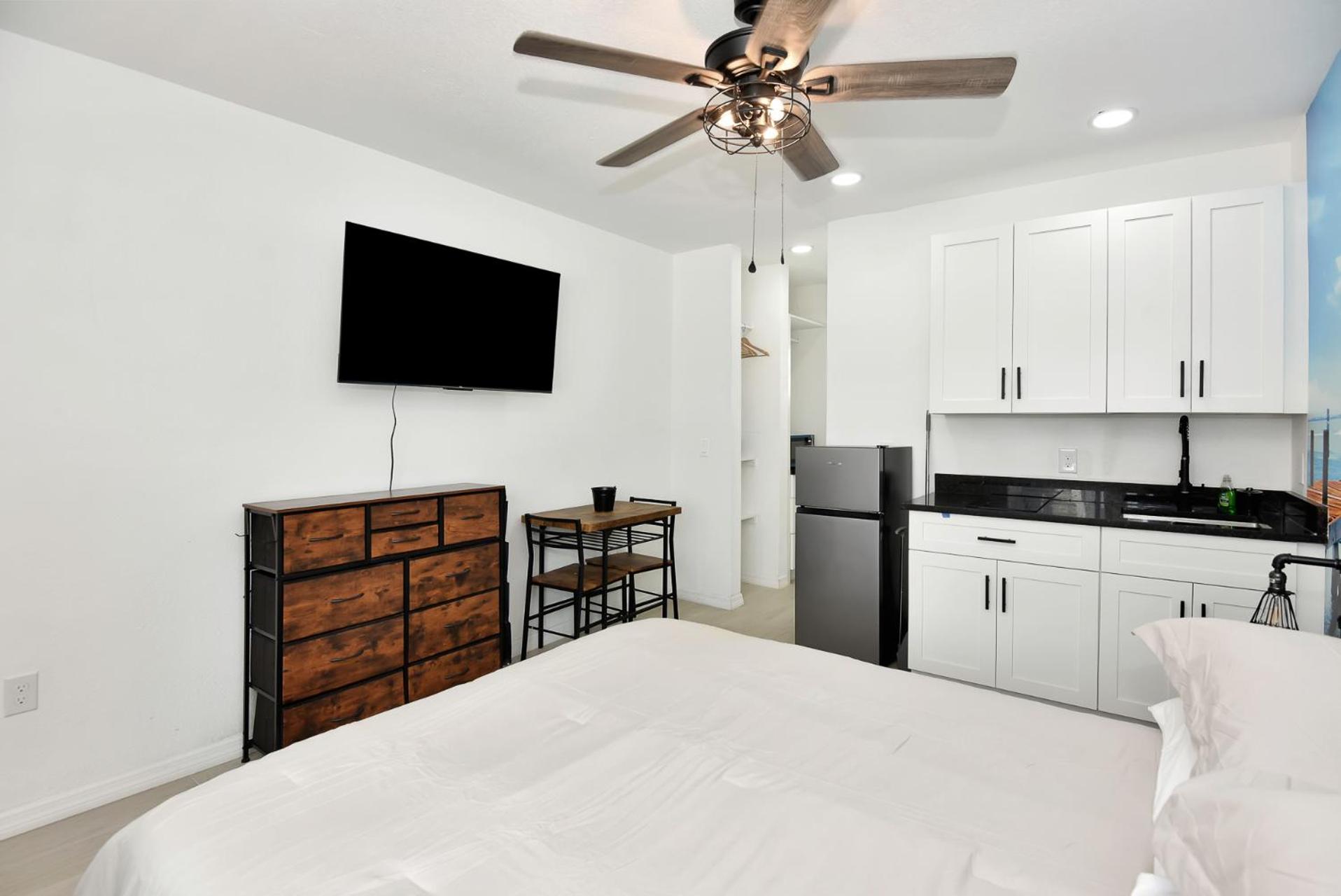 Cozy Studio Suite Near Beach w Kitchenette #5