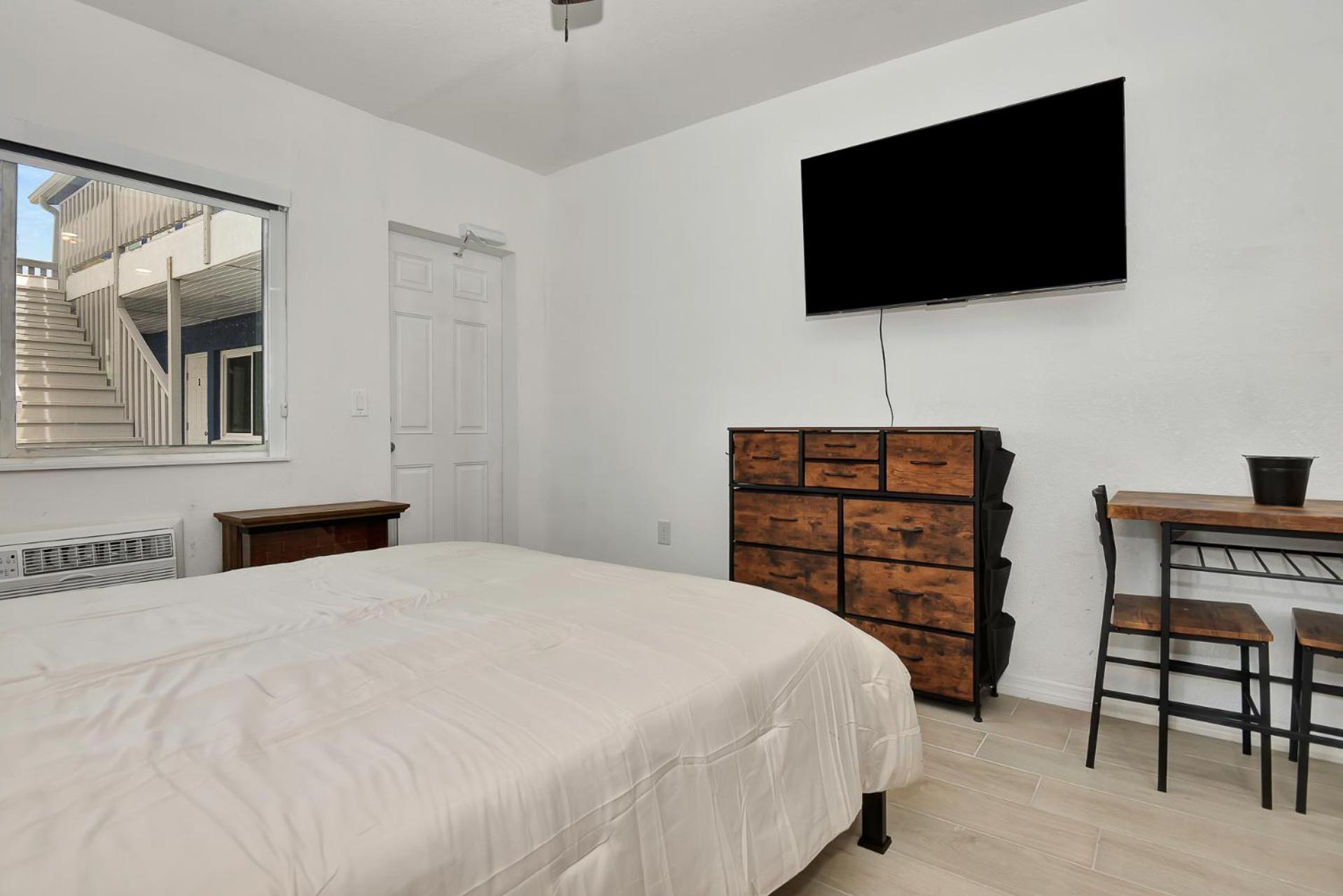Cozy Studio Suite Near Beach w Kitchenette #5