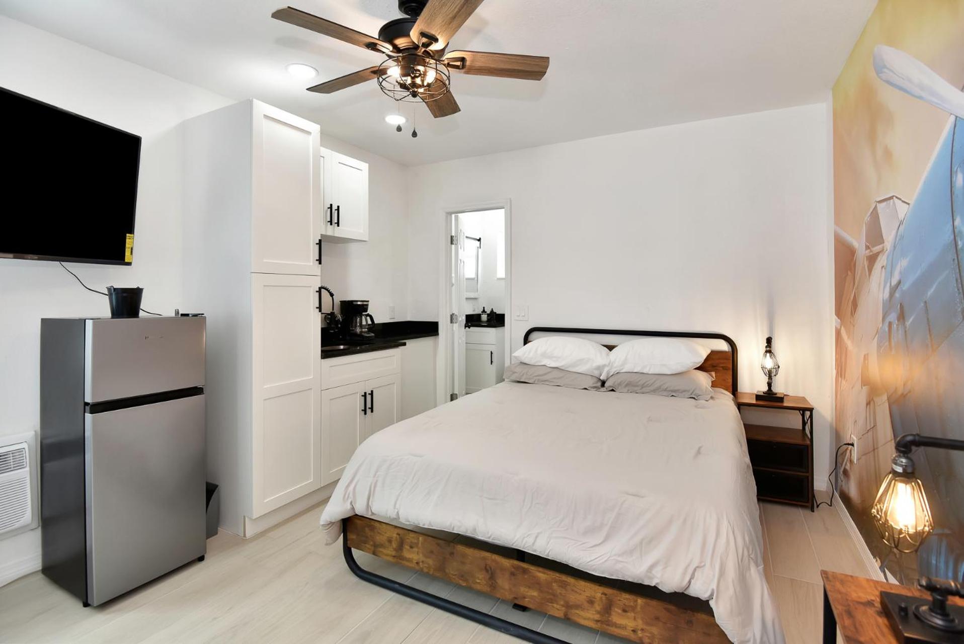Cozy Studio Suite Near Beach w Kitchenette #3