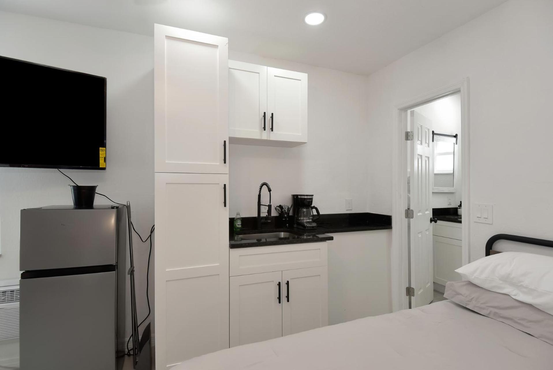 Cozy Studio Suite Near Beach w Kitchenette #3