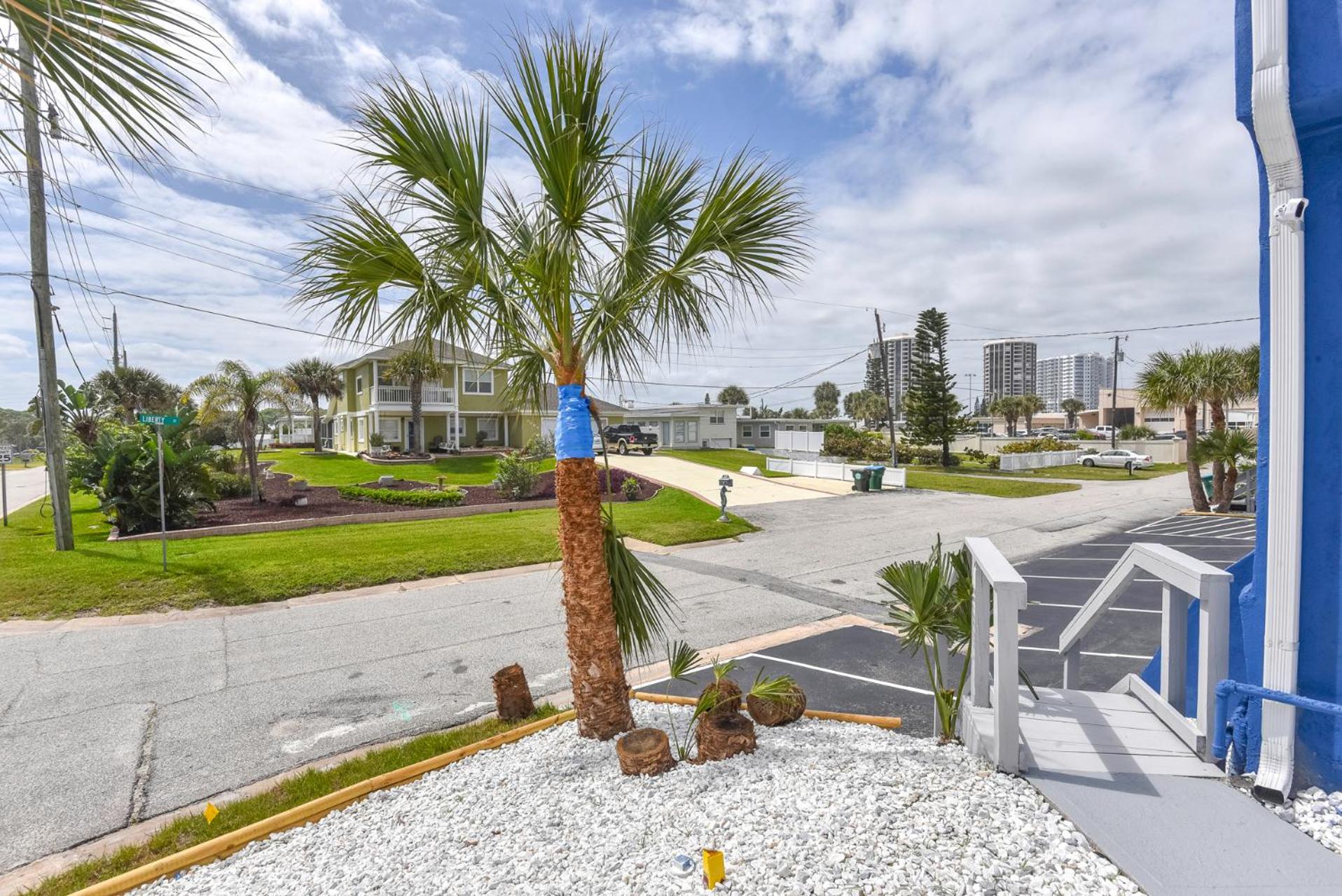 Cozy Studio Suite Near Beach w Kitchenette #3