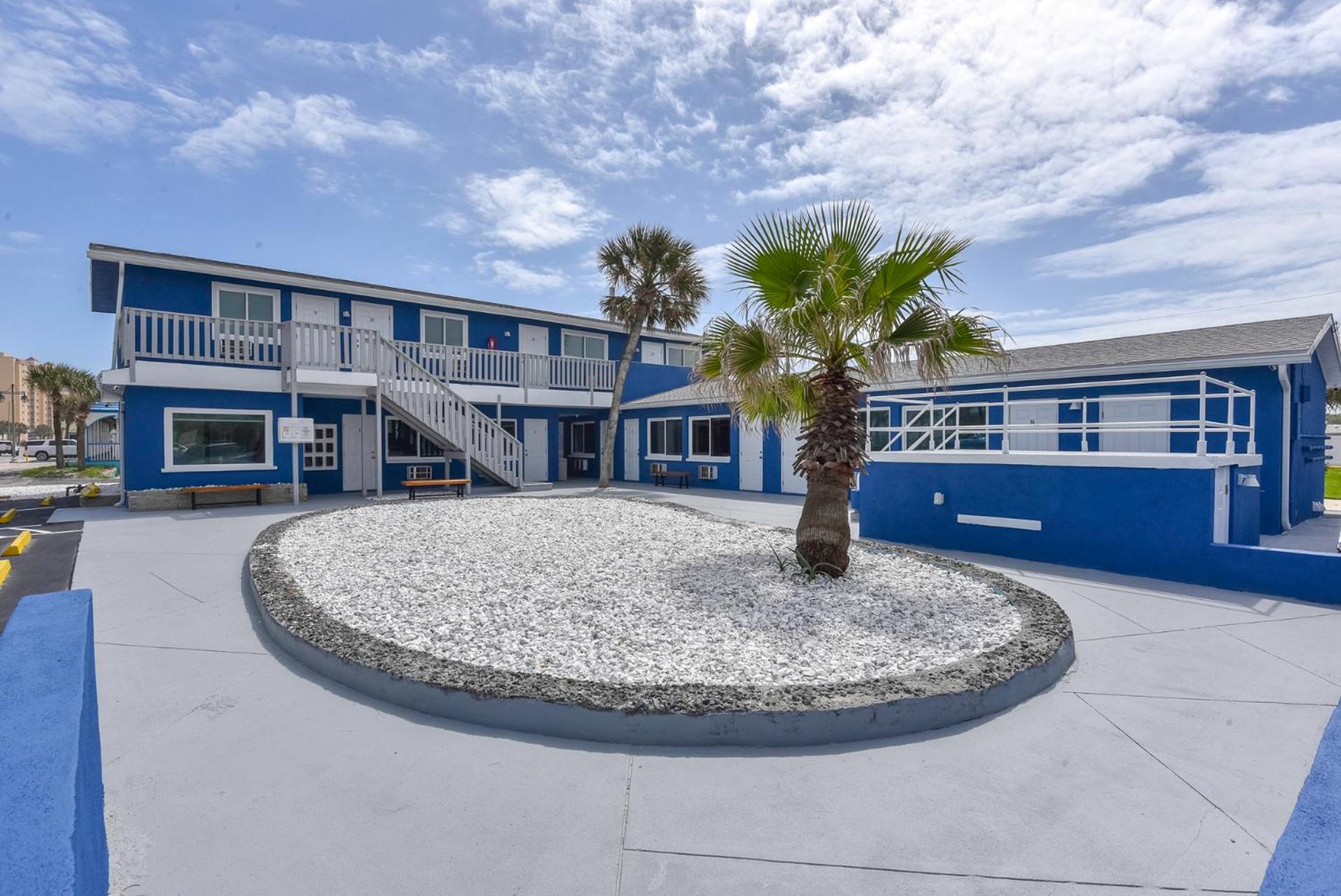 Cozy Studio Suite Near Beach w Kitchenette #3