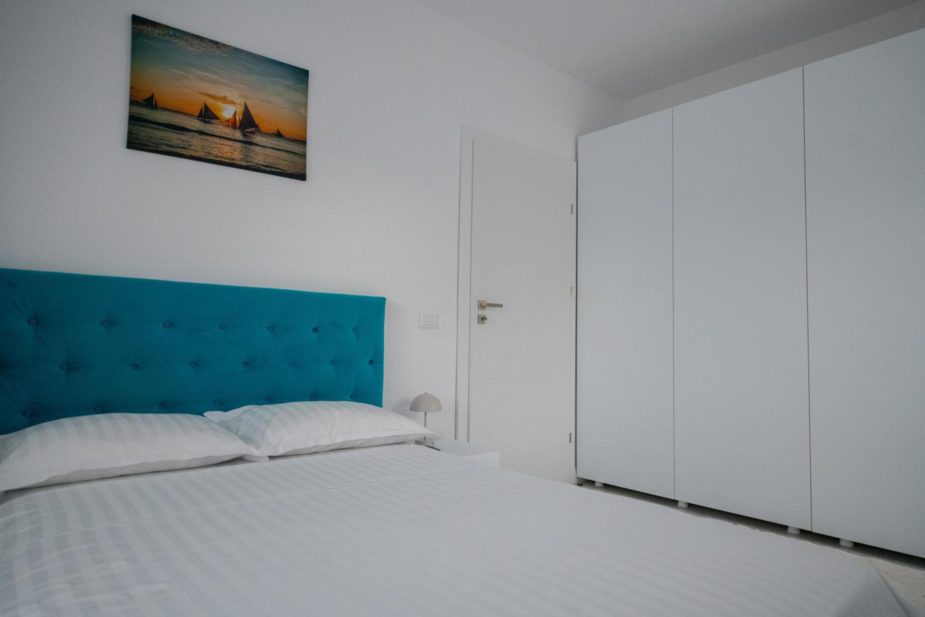 Luxury Designer Apartment - Romanescu Park view 2