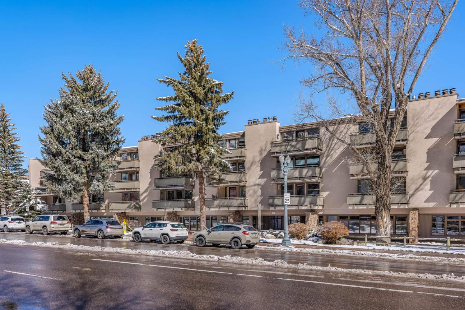 Renovated Aspen 2BR Condo - Walk to Gondola view 4