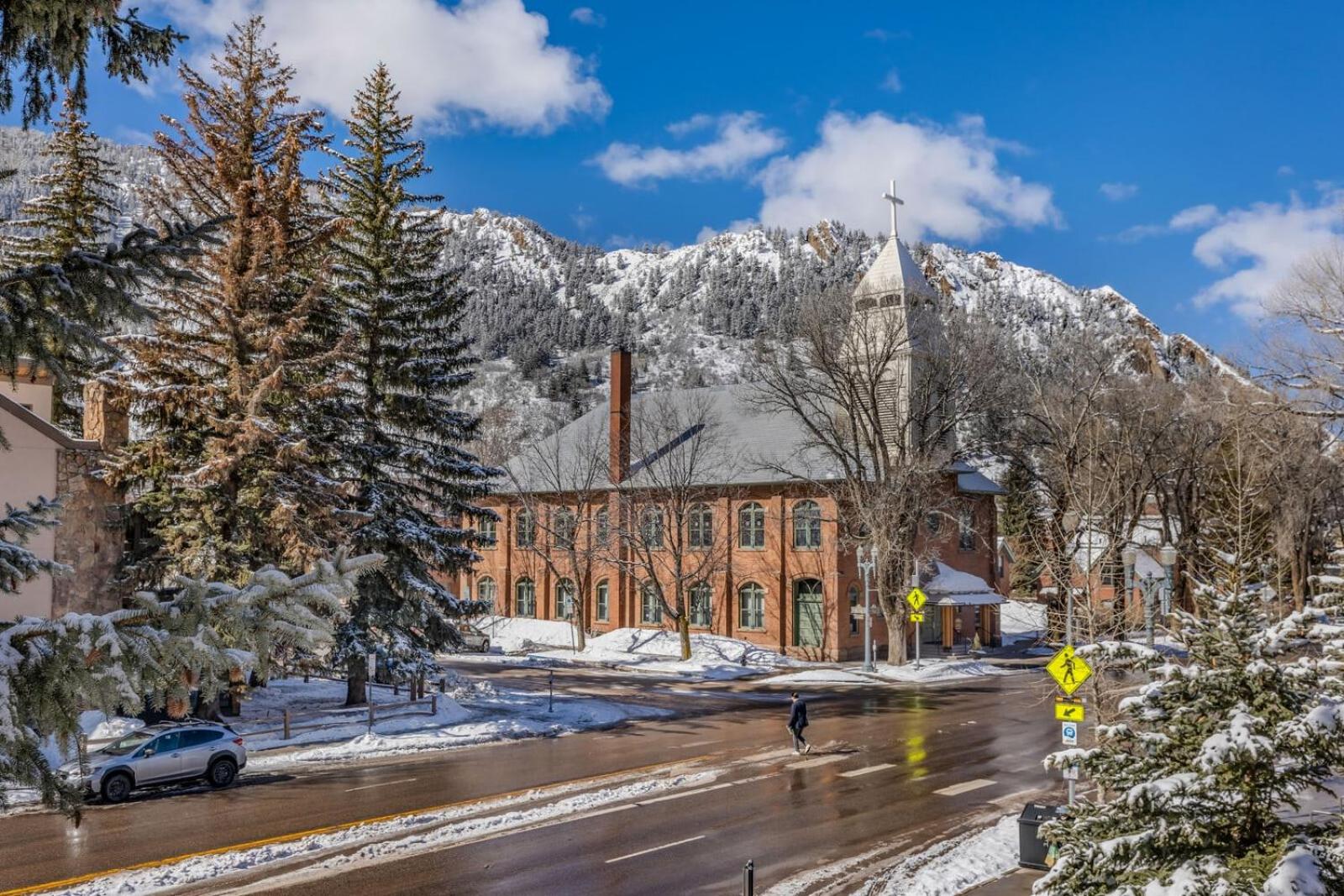 Hotel Renovated Aspen 2BR Condo - Walk to Gondola - Image 1