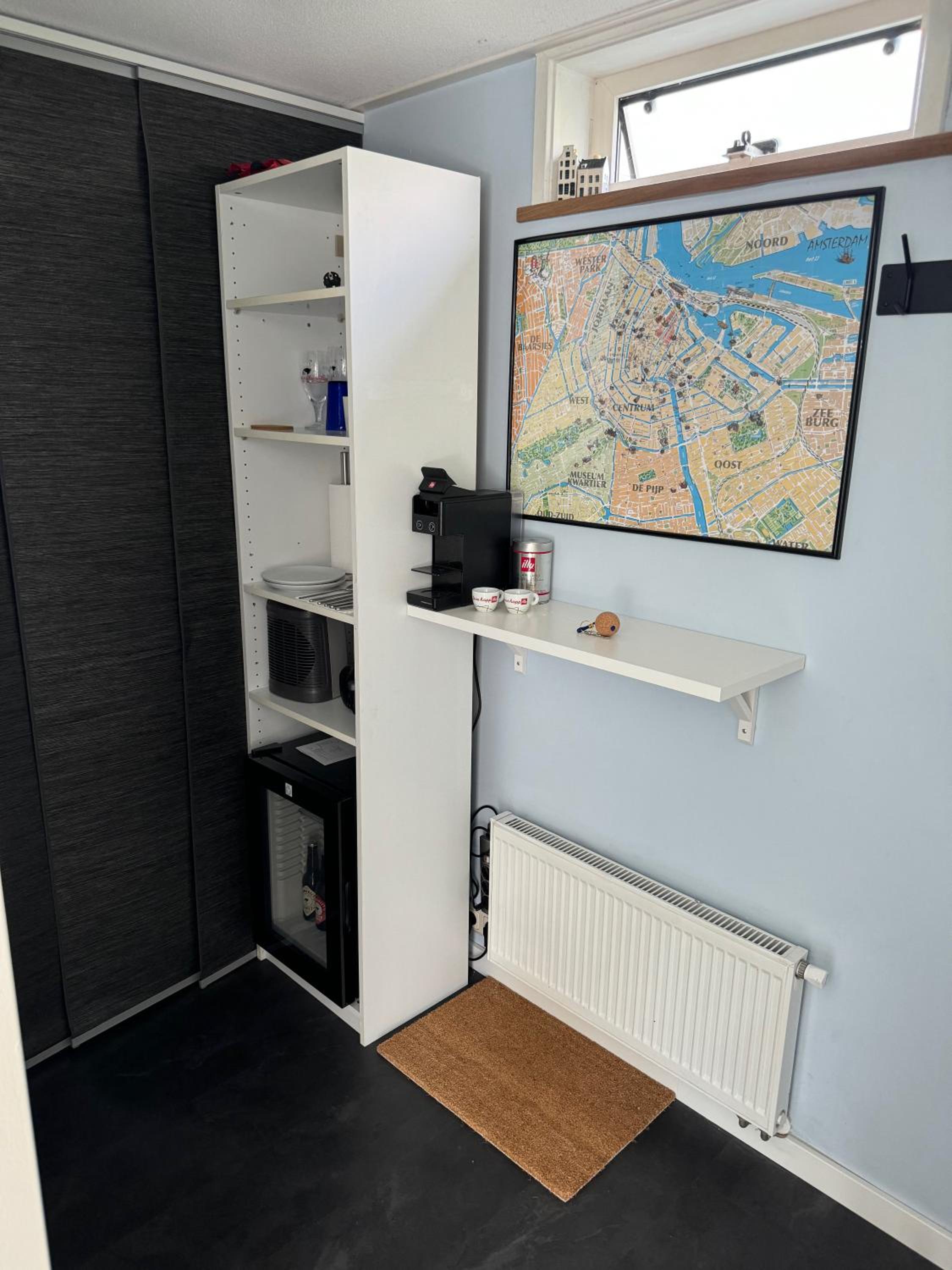 Peaceful room on a houseboat in the city centre photo 2