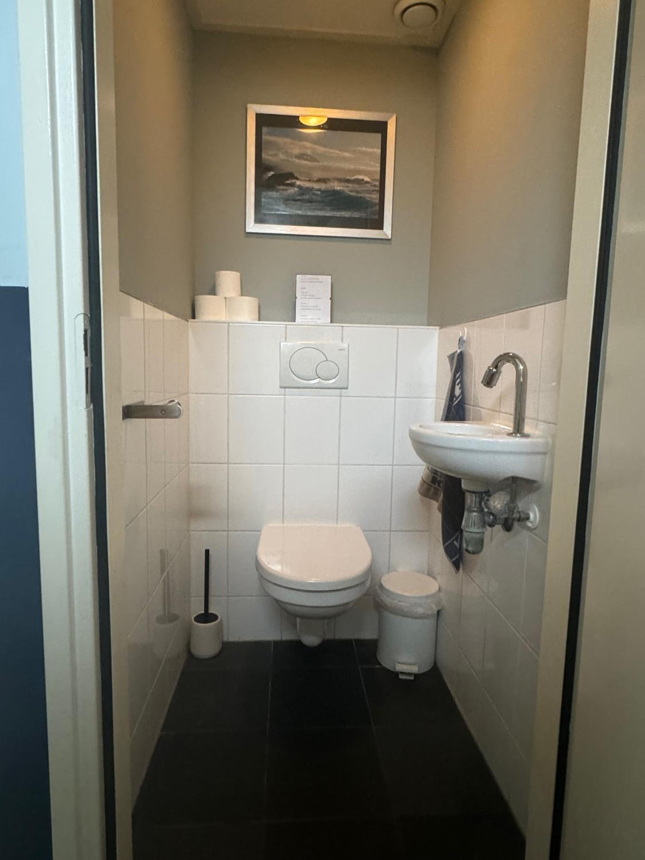 Peaceful room on a houseboat in the city centre photo 3