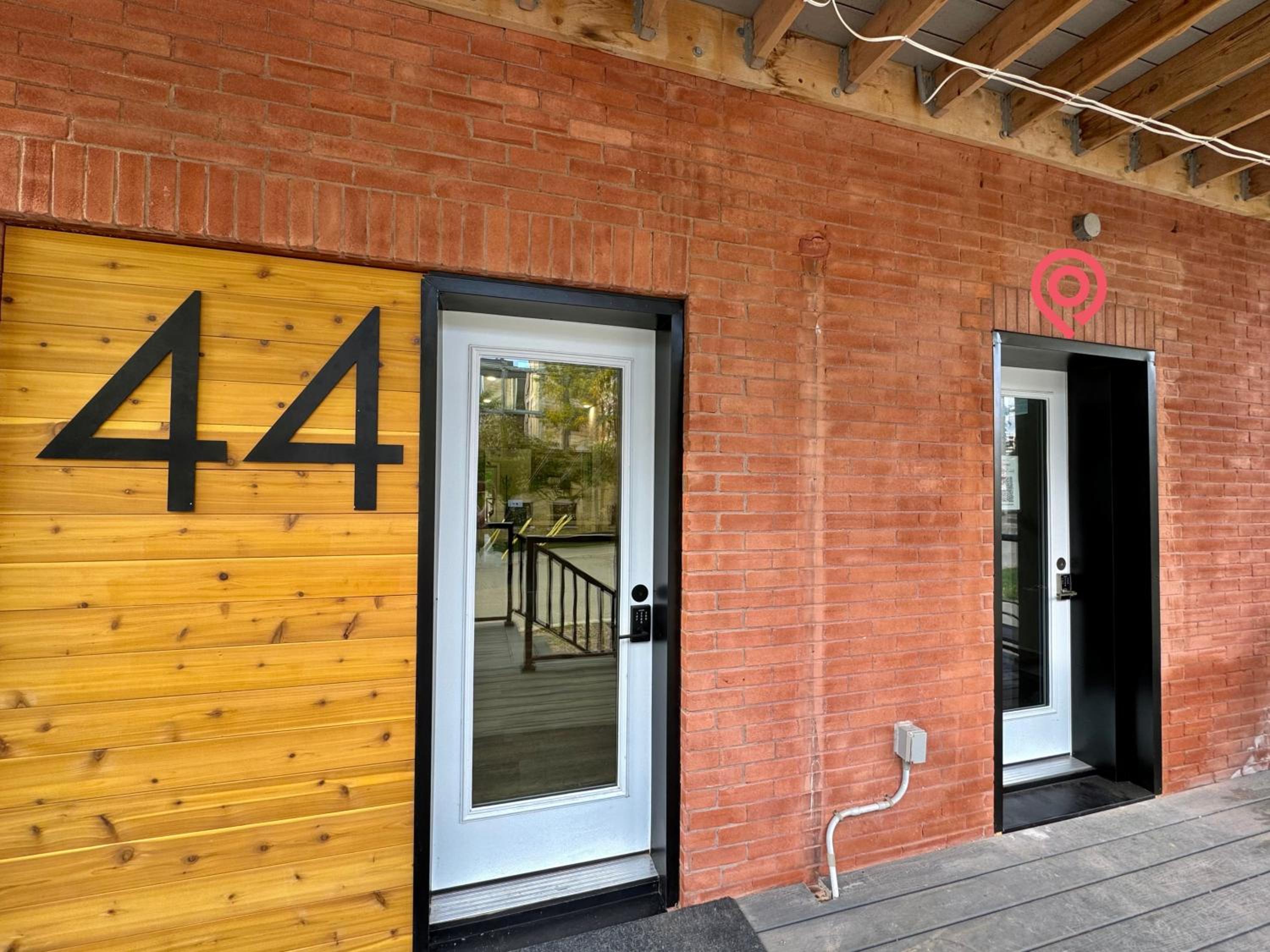 Kitchener Vacations - ENTIRE 1 BEDROOM APARTMENT ACROSS FROM GOOGLE - br5 - Property Image 2