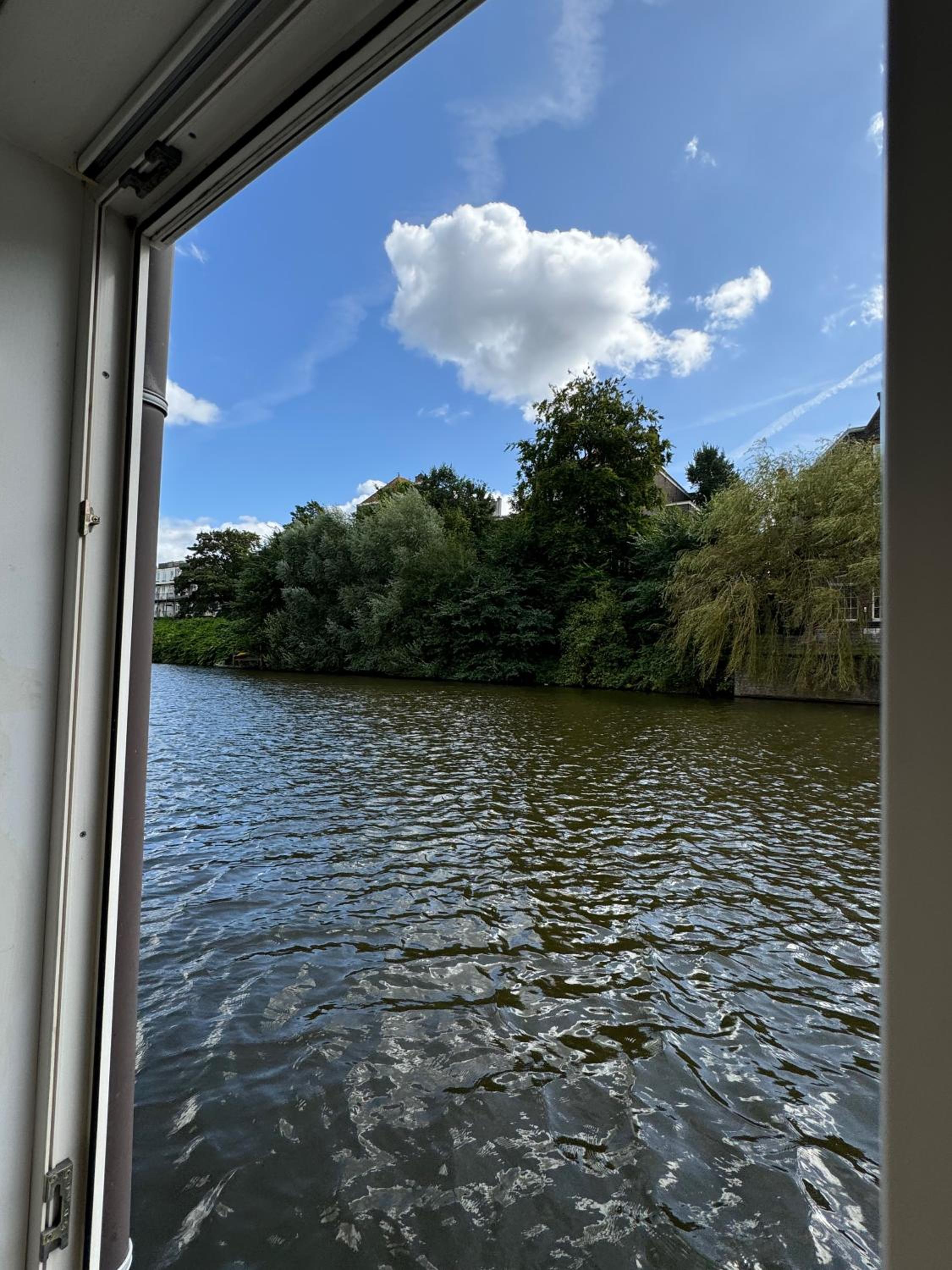 Peaceful room on a houseboat in the city centre photo 4