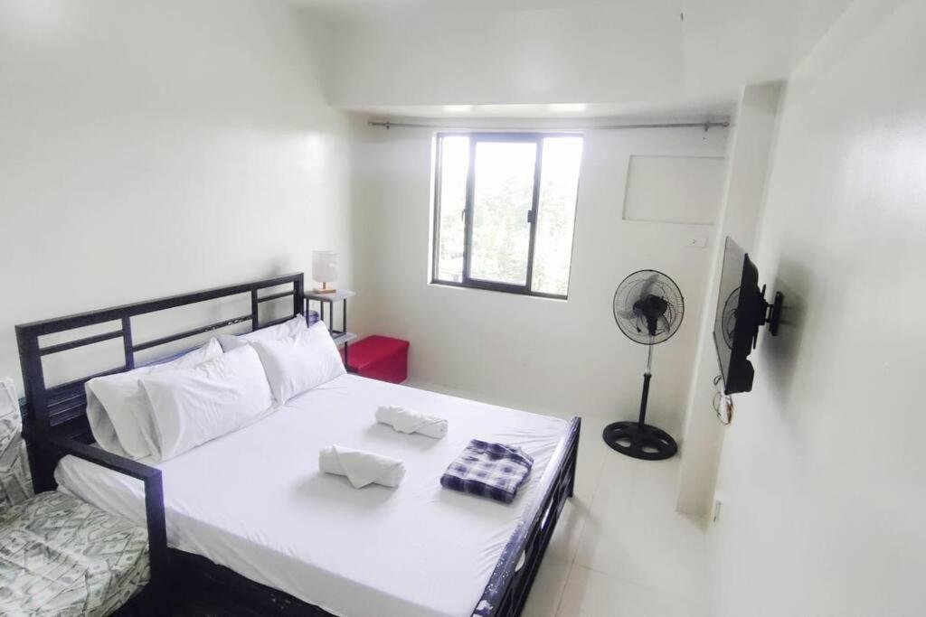 FLO Condo 314 Walk to Burnham, Session road view 4