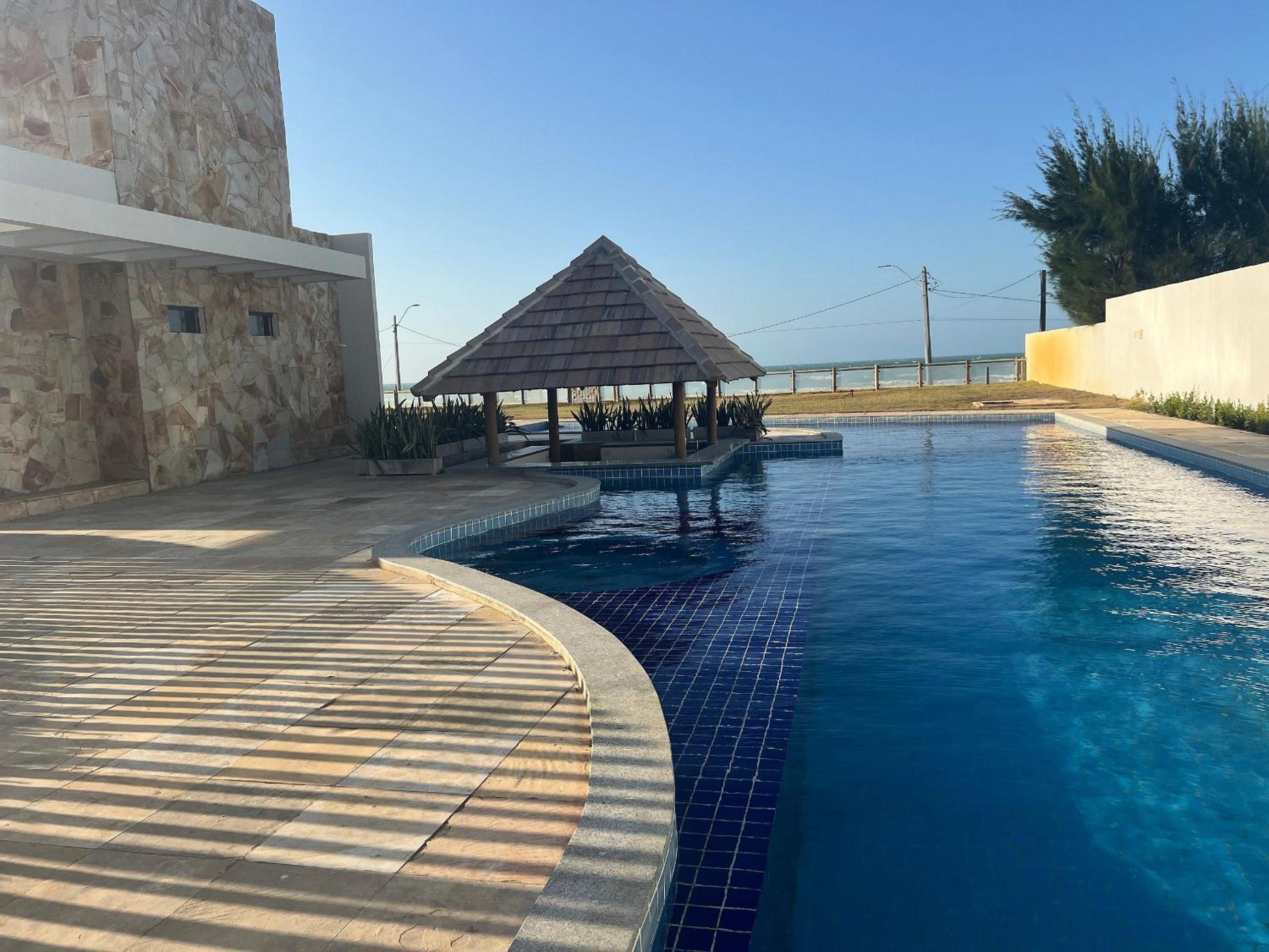 Casa de luxo em condomínio pé na areia com 4 suítes, roftoop com jacuzzi e vista para o mar