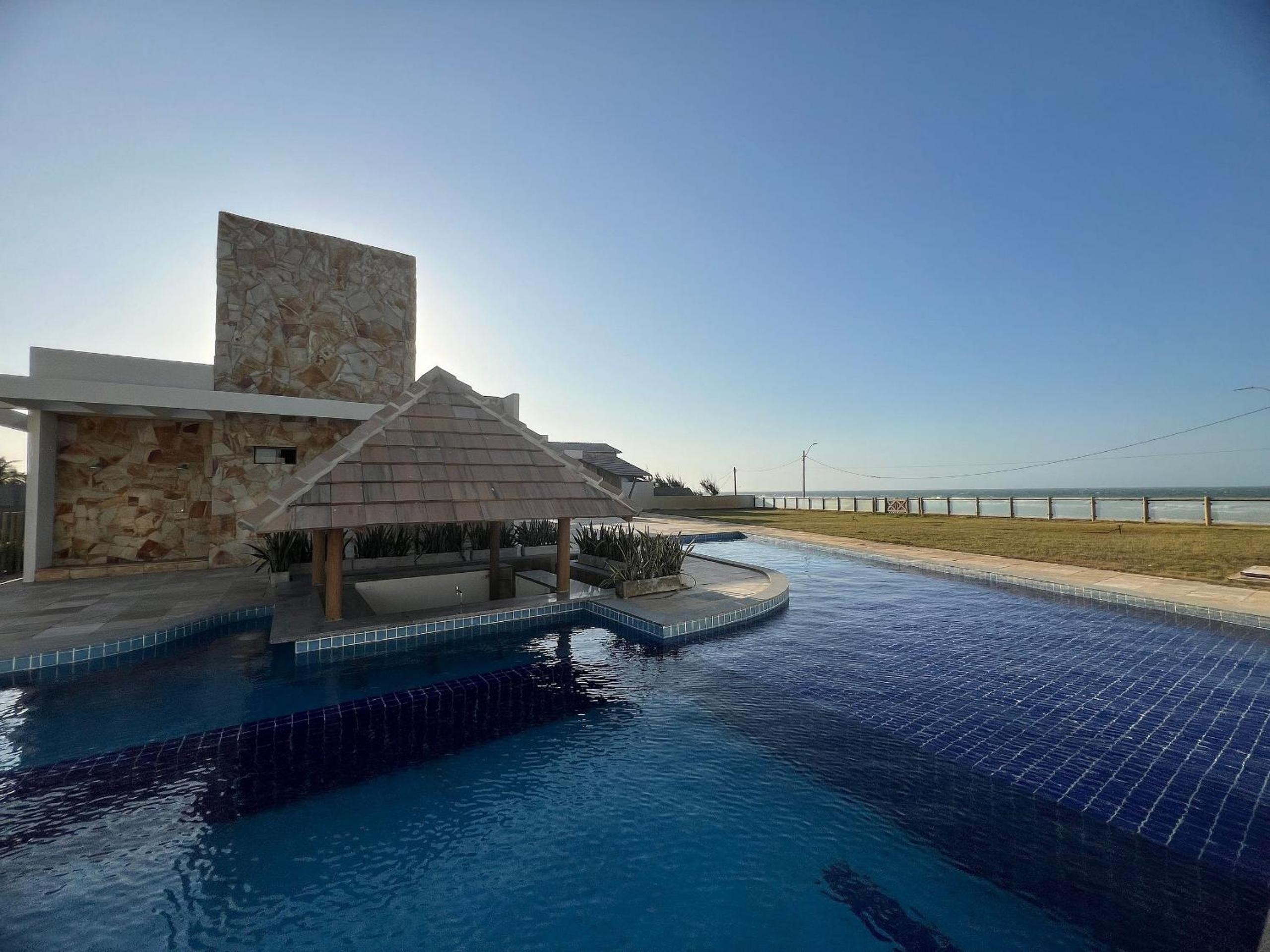 Casa de luxo em condomínio pé na areia com 4 suítes, roftoop com jacuzzi e vista para o mar