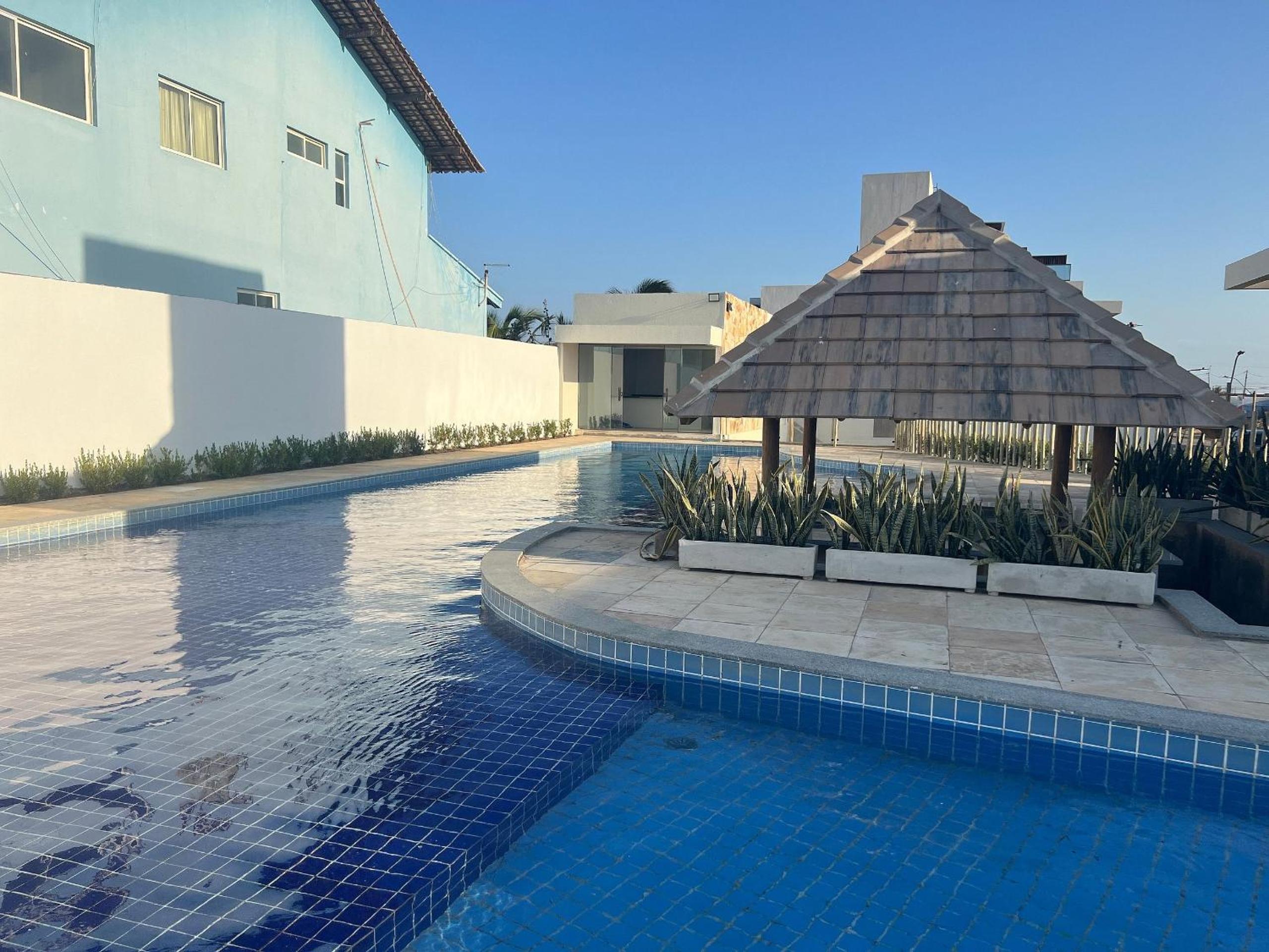 Casa de luxo em condomínio pé na areia com 4 suítes, roftoop com jacuzzi e vista para o mar