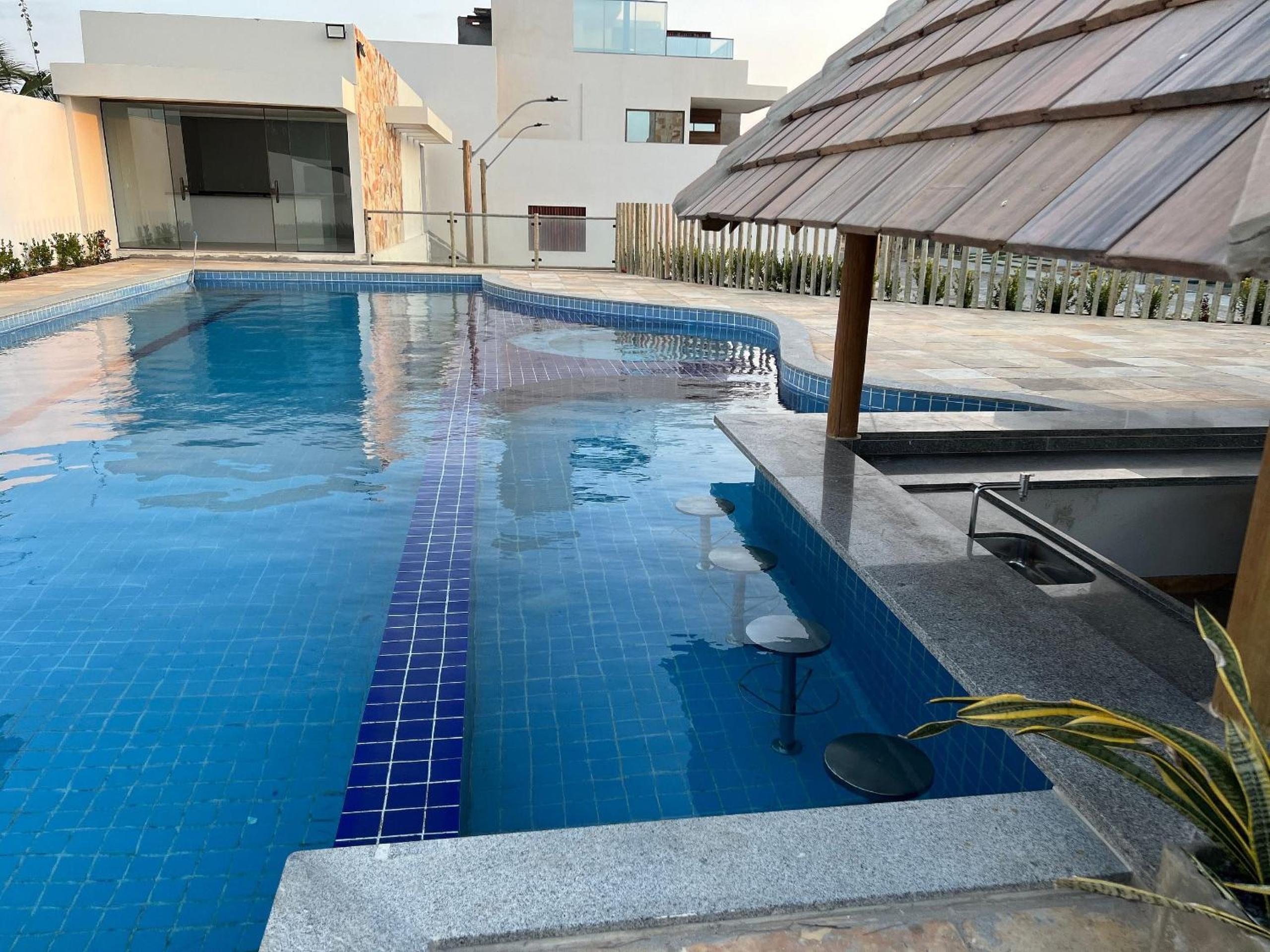 Casa de luxo em condomínio pé na areia com 4 suítes, roftoop com jacuzzi e vista para o mar