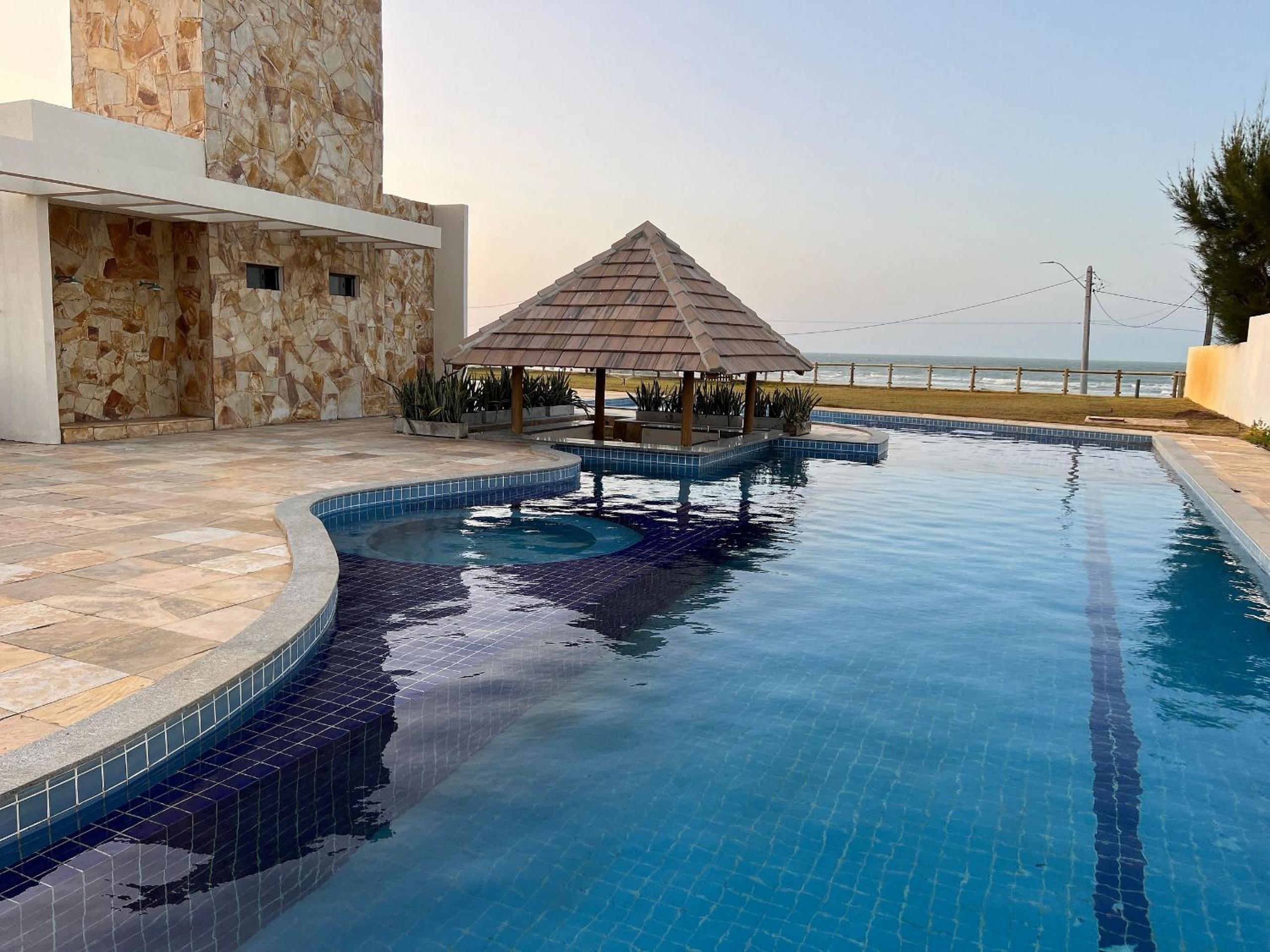 Casa de luxo em condomínio pé na areia com 4 suítes, roftoop com jacuzzi e vista para o mar