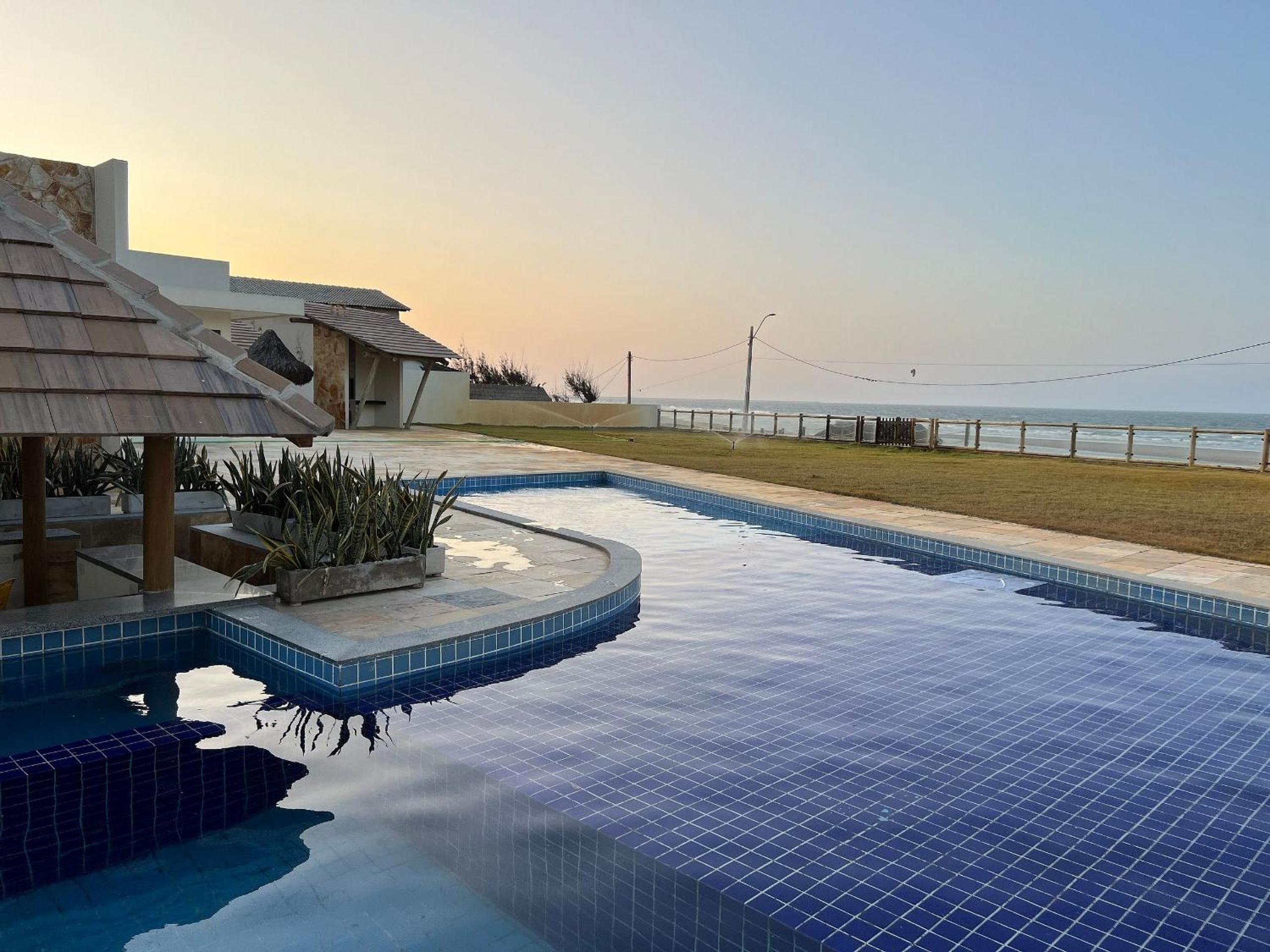 Casa de luxo em condomínio pé na areia com 4 suítes, roftoop com jacuzzi e vista para o mar