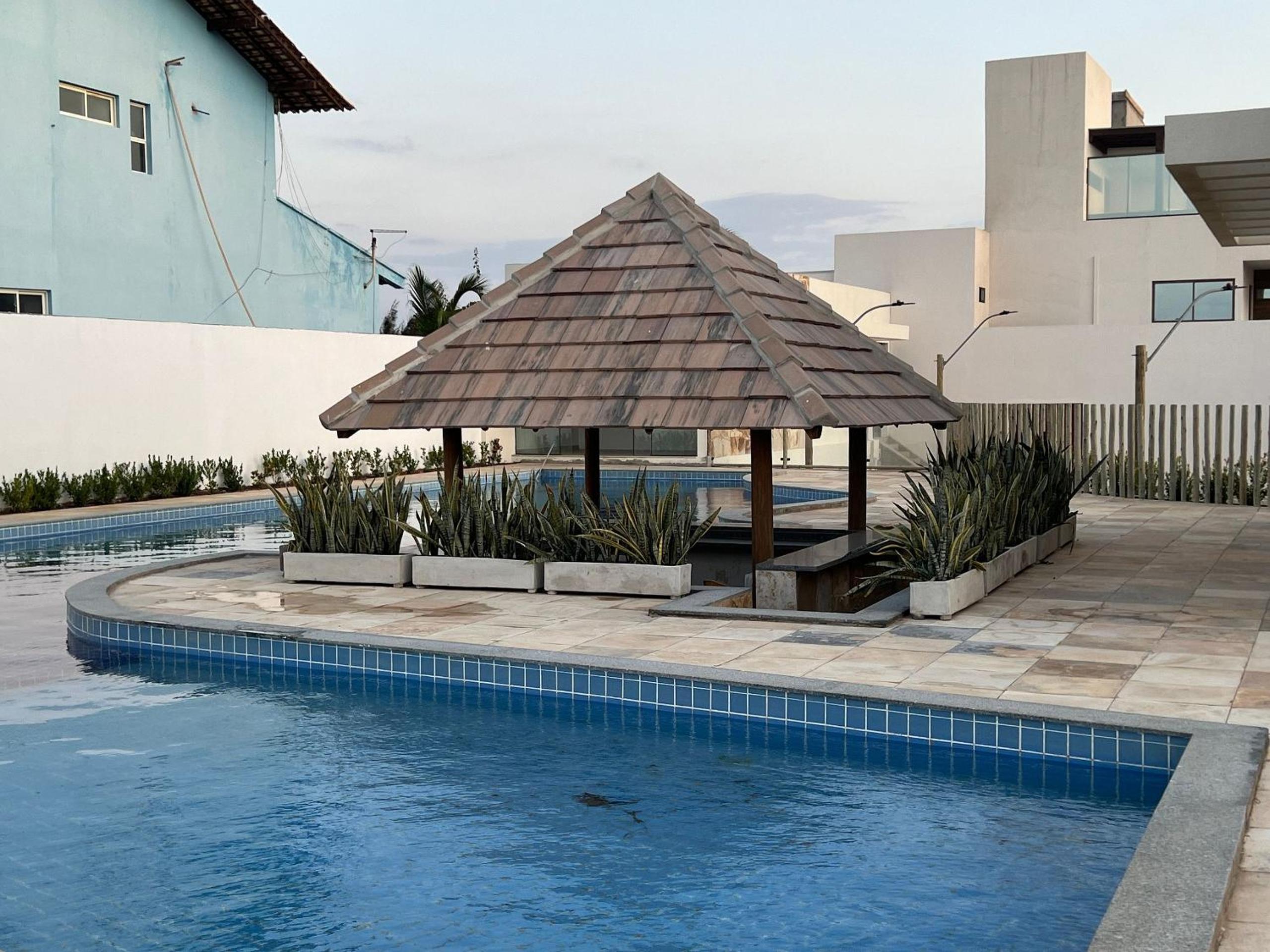 Casa de luxo em condomínio pé na areia com 4 suítes, roftoop com jacuzzi e vista para o mar