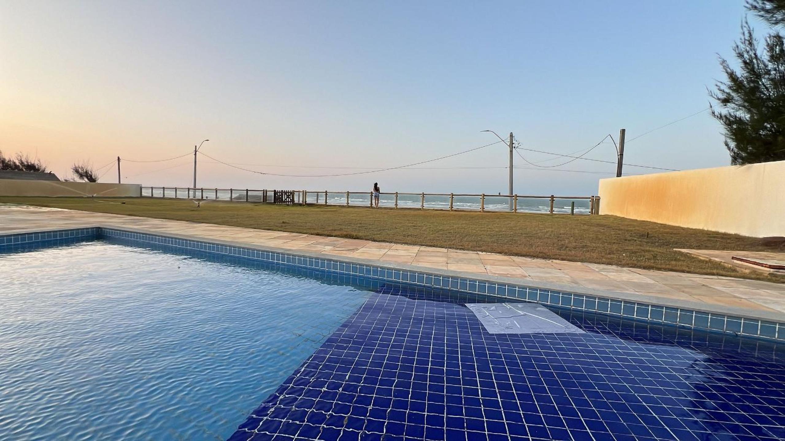 Casa de luxo em condomínio pé na areia com 4 suítes, roftoop com jacuzzi e vista para o mar