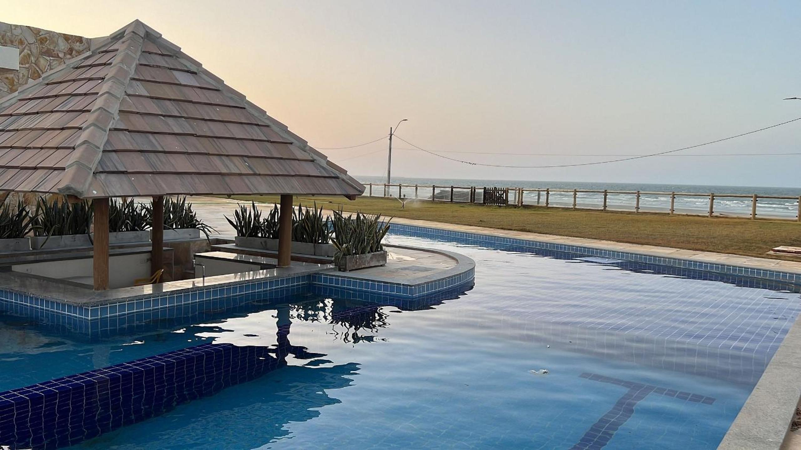 Casa de luxo em condomínio pé na areia com 4 suítes, roftoop com jacuzzi e vista para o mar